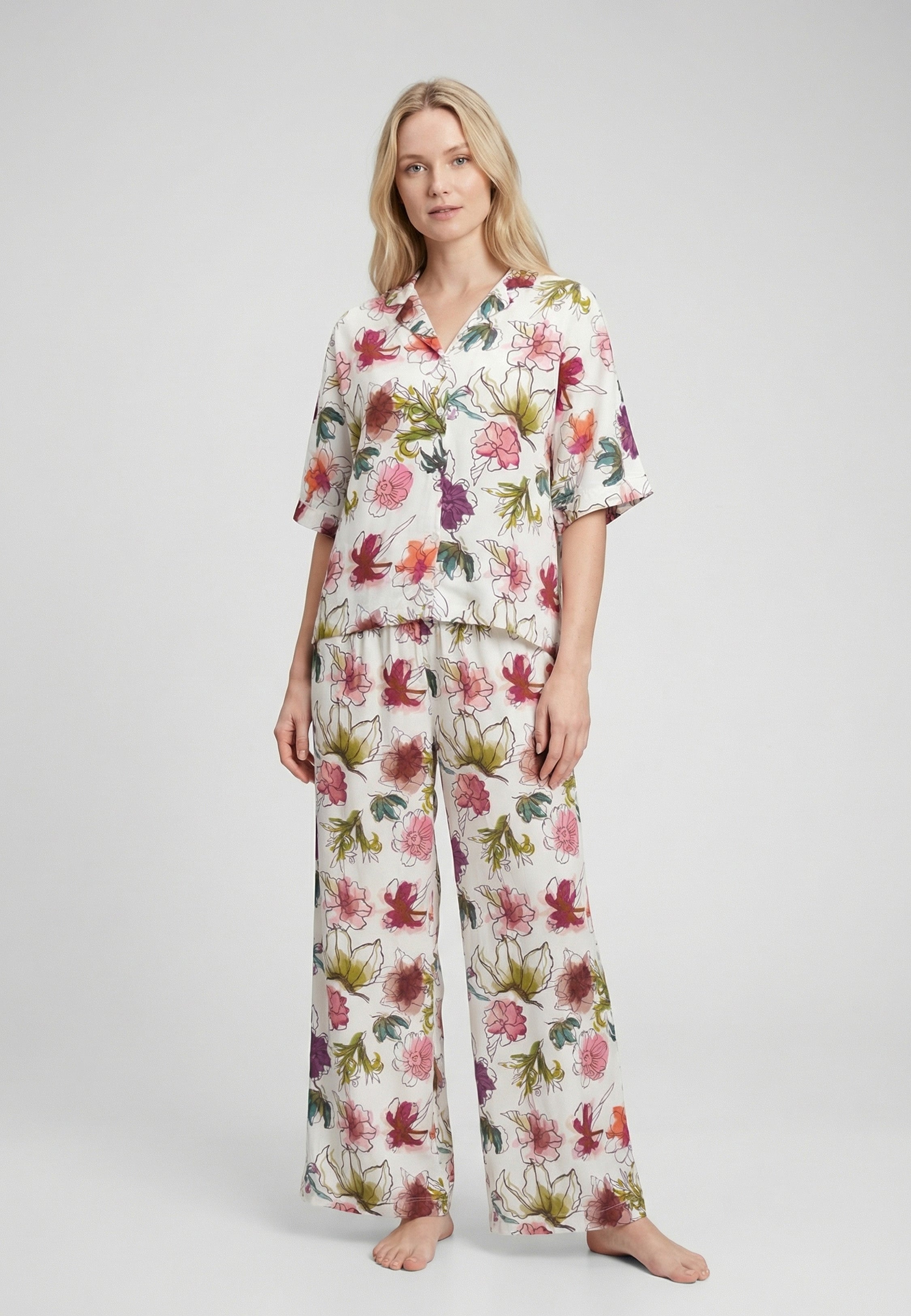 Ensemble pyjama femme deux pièces à imprimé floral multicolore, haut col chemise et pantalon large.