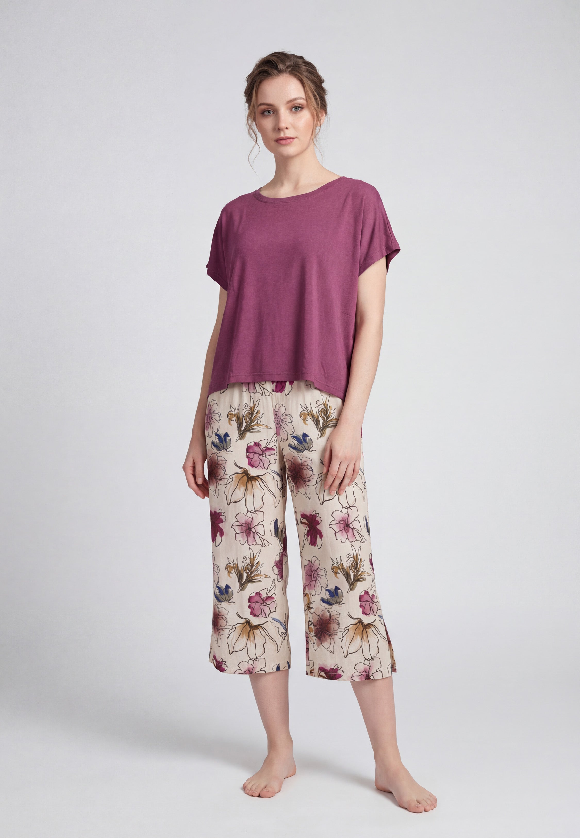 Ensemble pyjama deux pièces femme – t-shirt uni mauve à col rond et pantalon 3/4 à imprimé fleuri – Rosabella