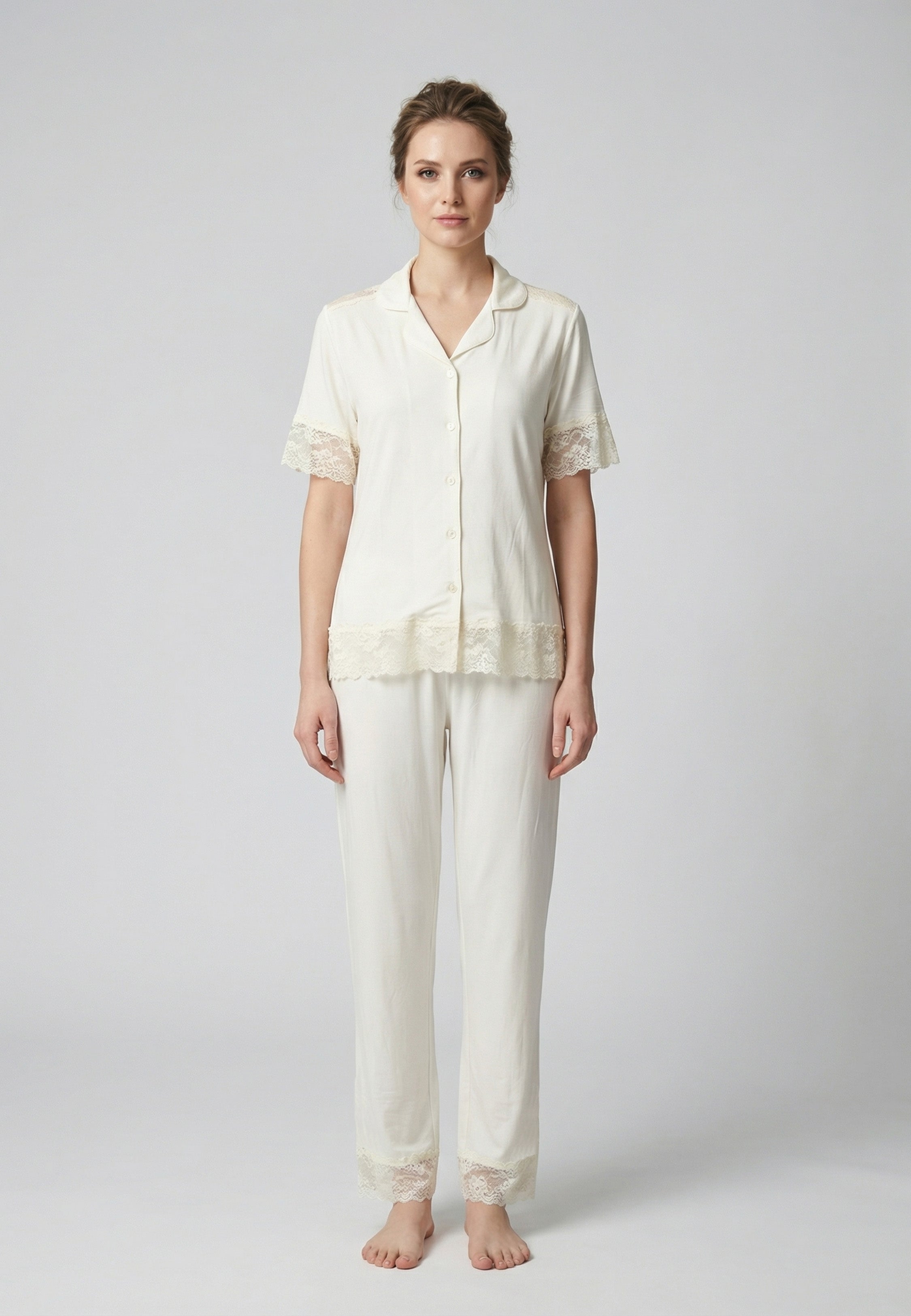 Ensemble pyjama deux pièces blanc à dentelle florale pour femme – haut boutonné col chemise à manches courtes et pantalon long assorti – Rosabella