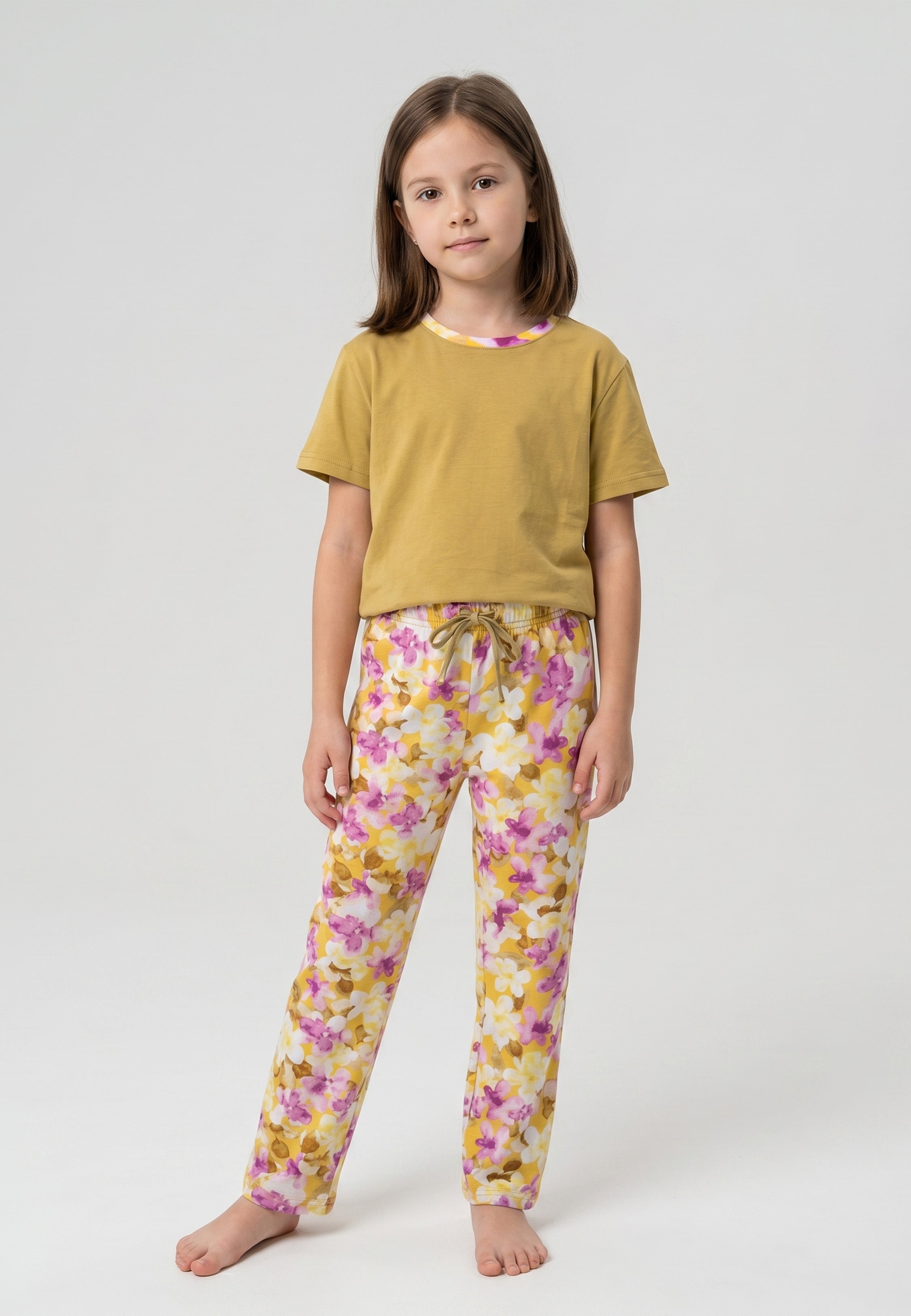 Ensemble fille avec t-shirt moutarde et pantalon fleuri multicolore, style confortable et moderne