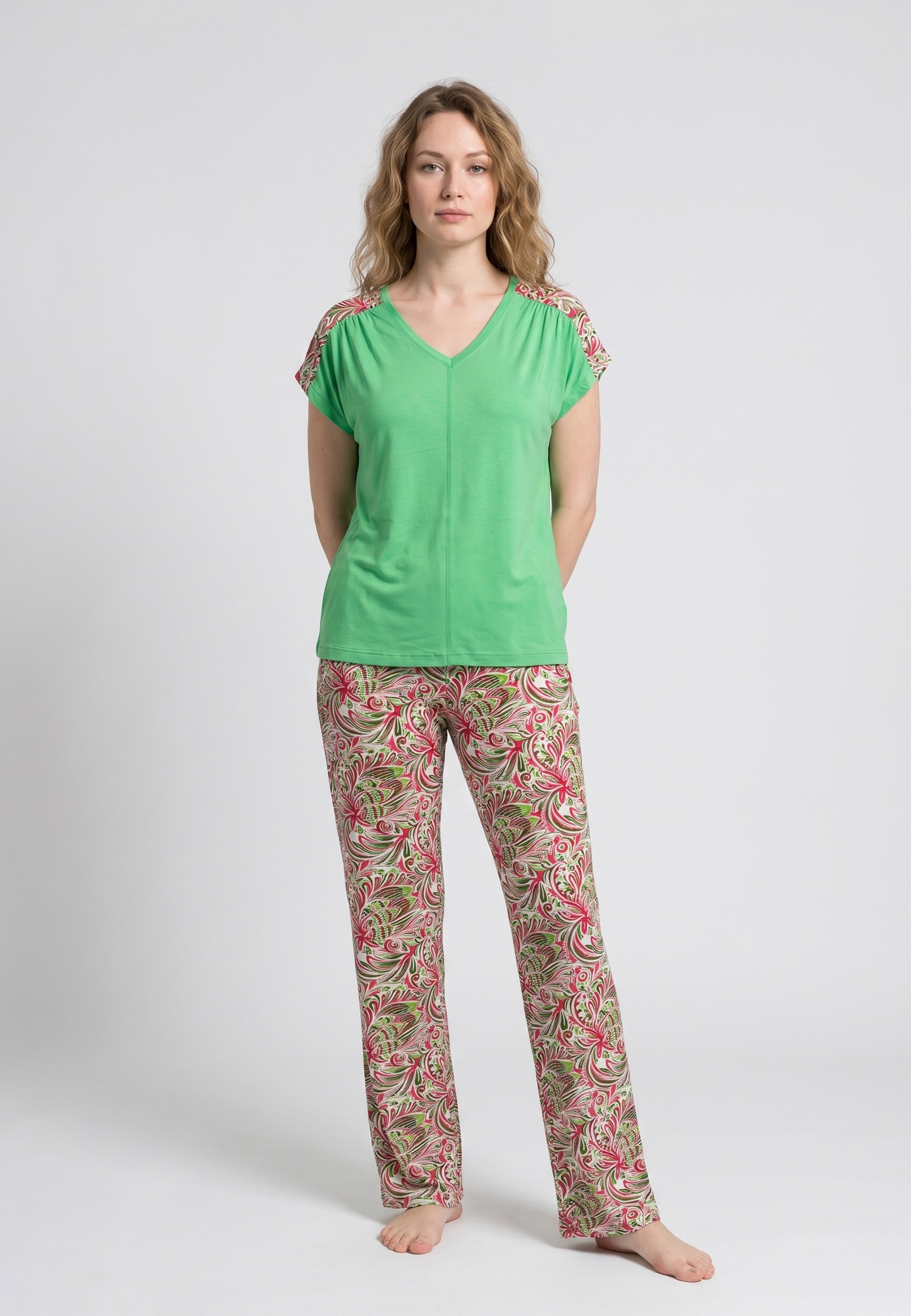 Femme portant un pyjama deux pièces t-shirt vert clair col V empiècement fleuri et pantalon long imprimé arabesque multicolore Rosabella Rosalinda