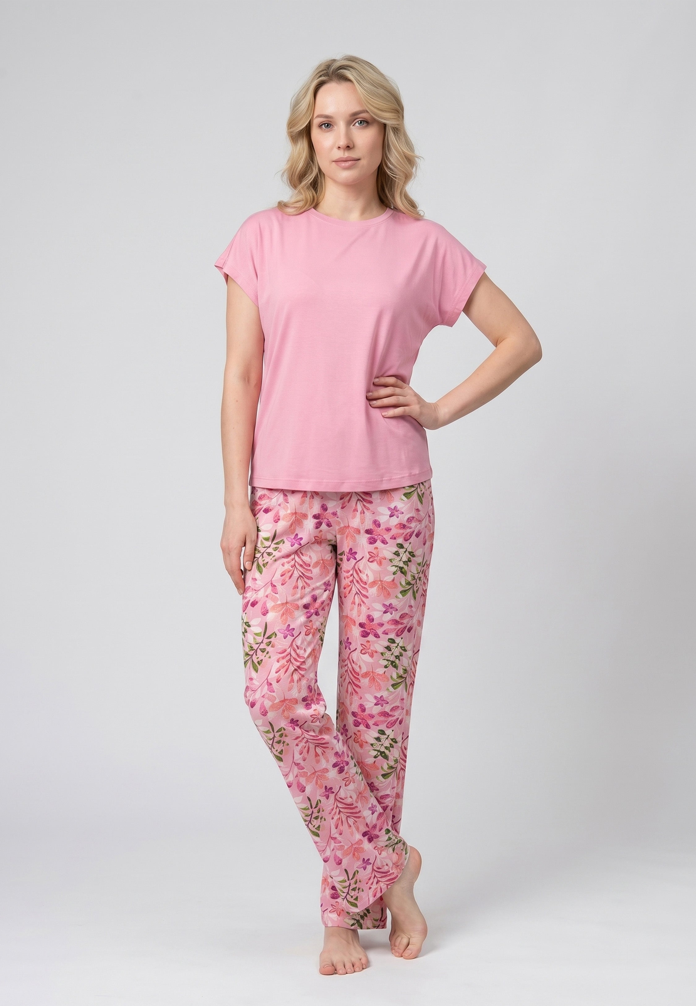 Femme portant un pyjama deux pièces t-shirt uni rose foncé et pantalon long imprimé botanique fleuri multicolore Rosabella Rosalinda 1