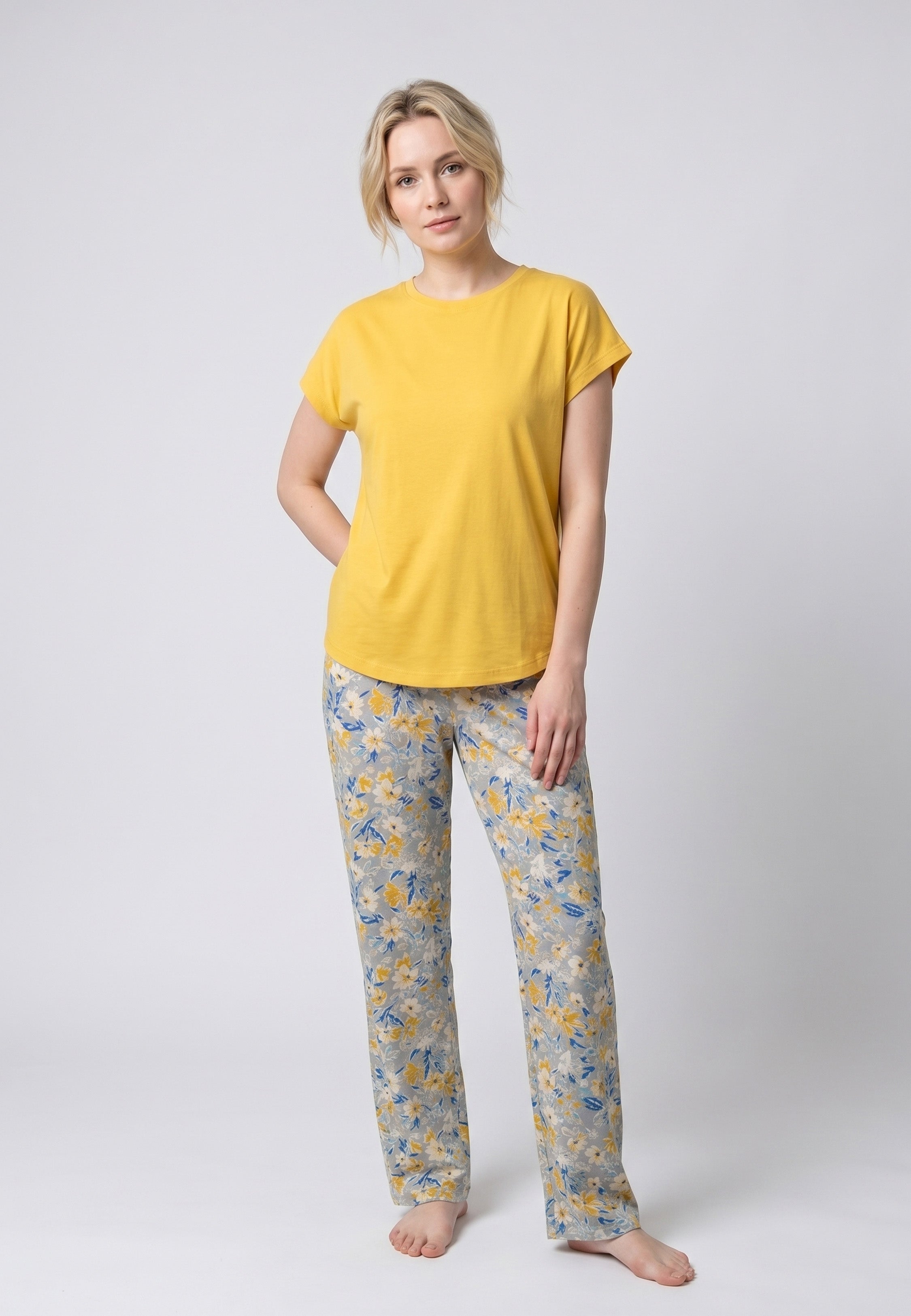 Femme portant un pyjama deux pièces t-shirt uni jaune clair et pantalon long imprimé botanique fleuri multicolore Rosabella Rosalinda 1
