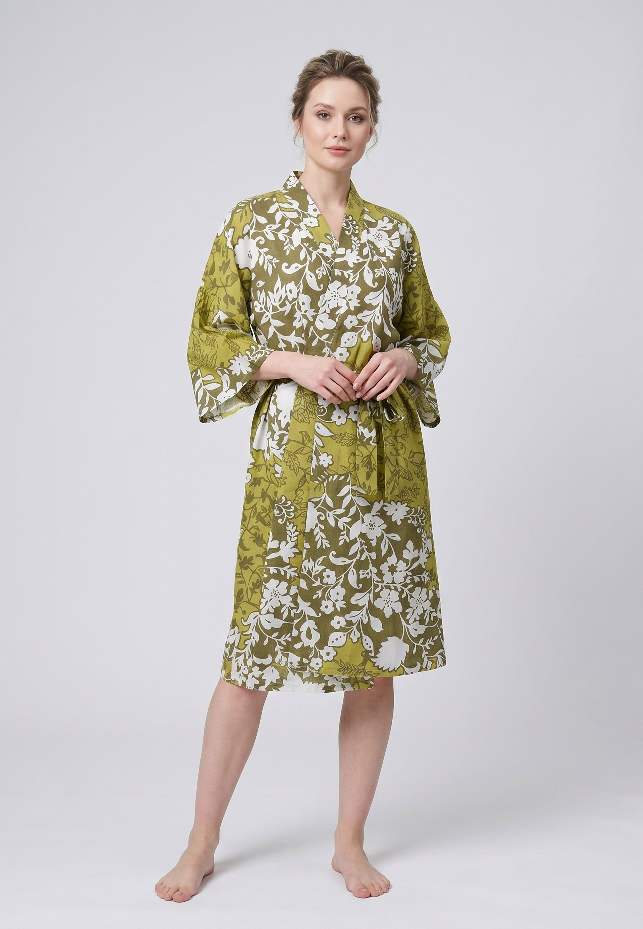 Femme portant un kimono midi croisé manches 3/4 imprimé fleuri aquarelle kaki et blanc avec ceinture Rosabella Cozy Comforts