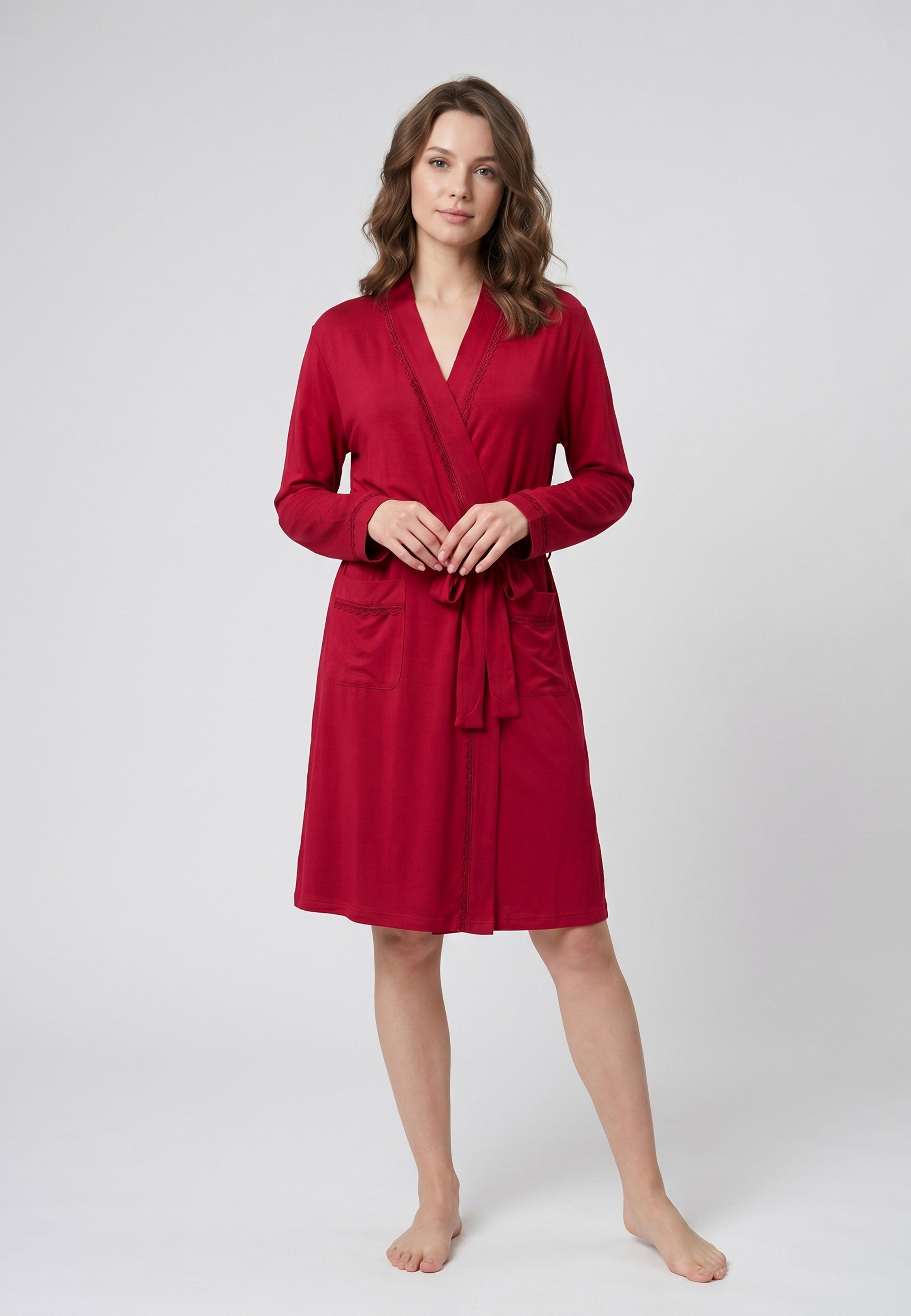 Femme portant un kimono court croisé manches longues uni rouge avec ceinture et poches Rosabella Chic Line