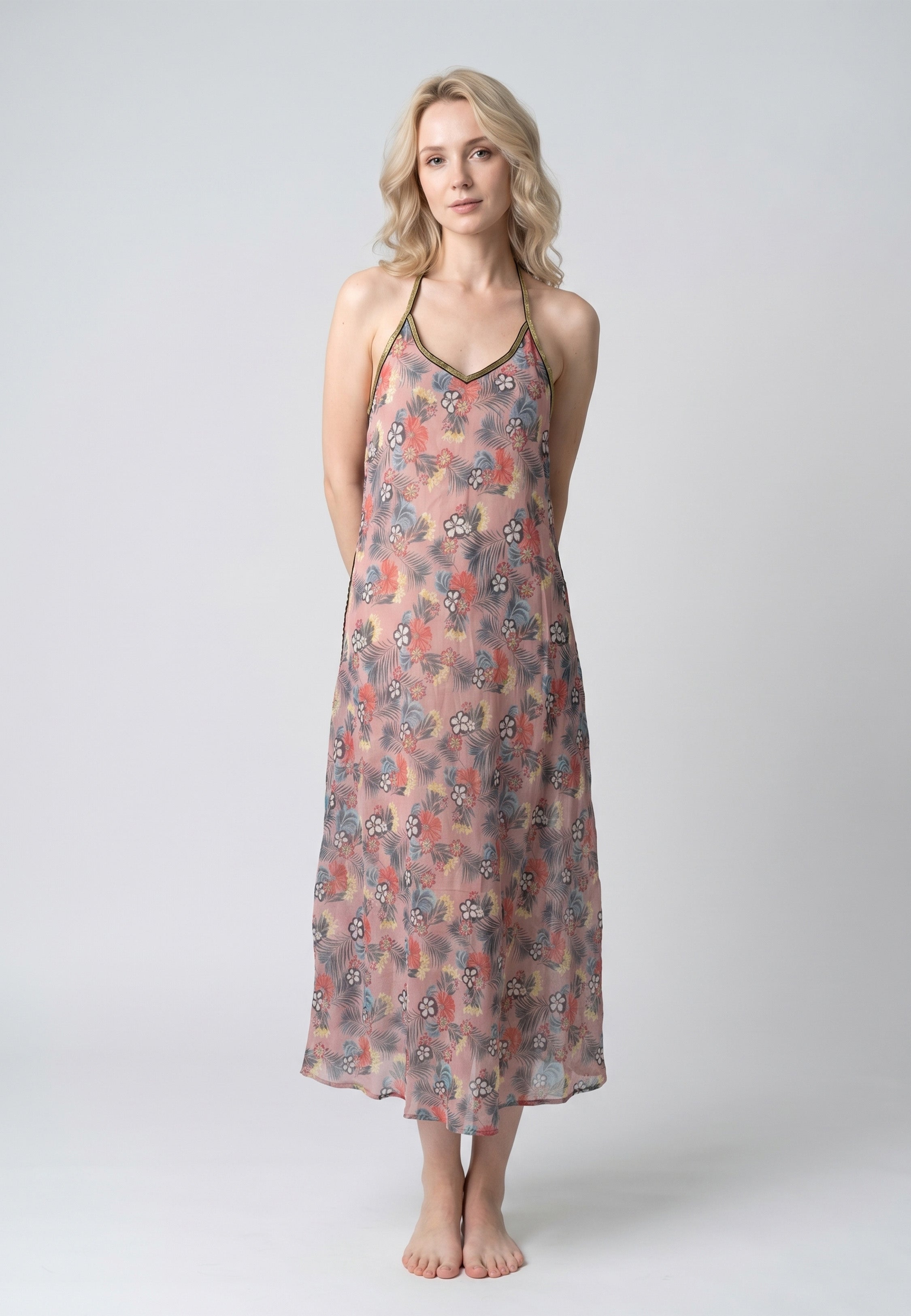 Robe nuisette longue bretelles dos nu fond terracotta imprimé tropical fleurs roses et blanches avec liséré doré
