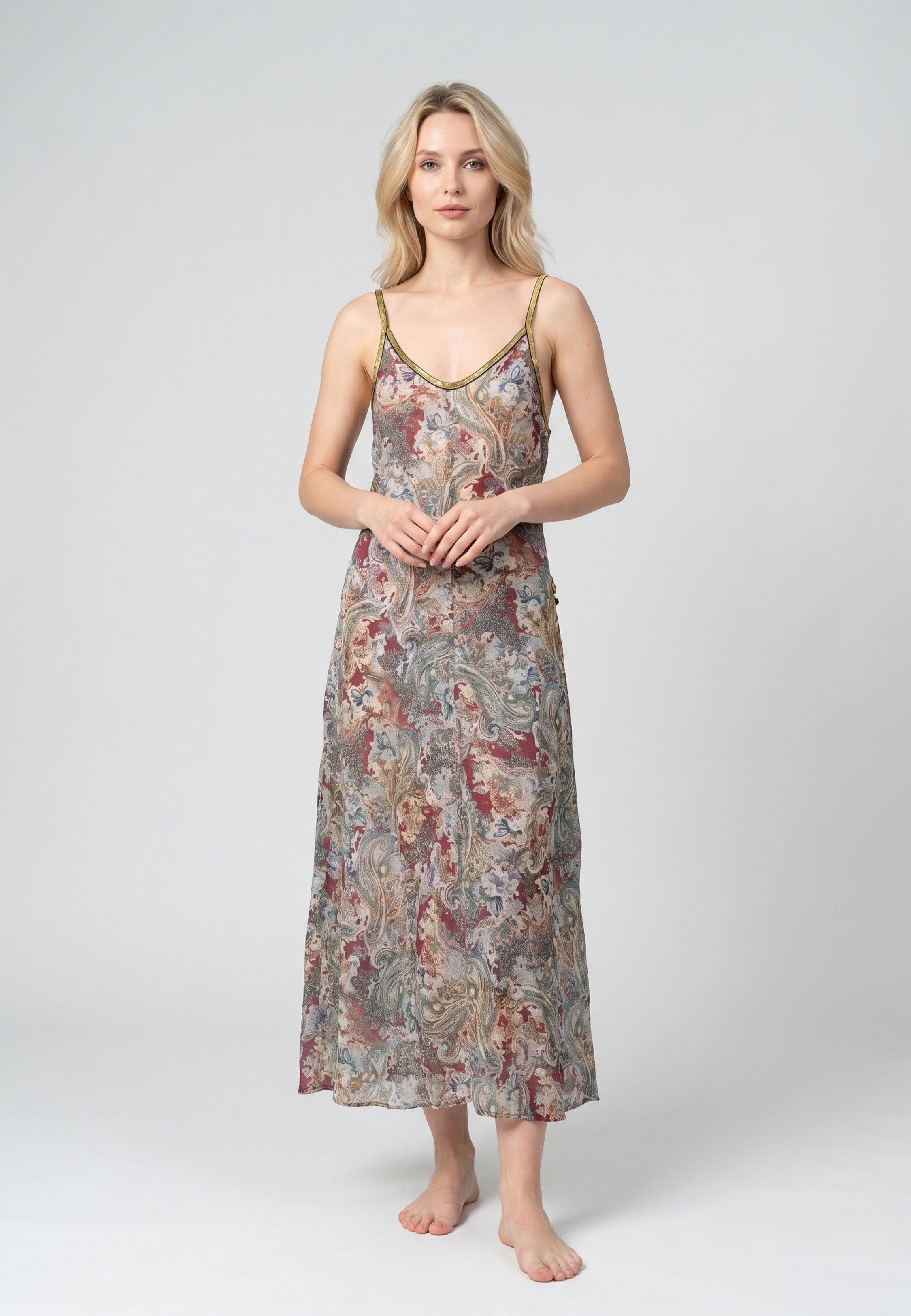Robe nuisette longue bretelles col V fond beige imprimé cachemire baroque multicolore avec liséré doré