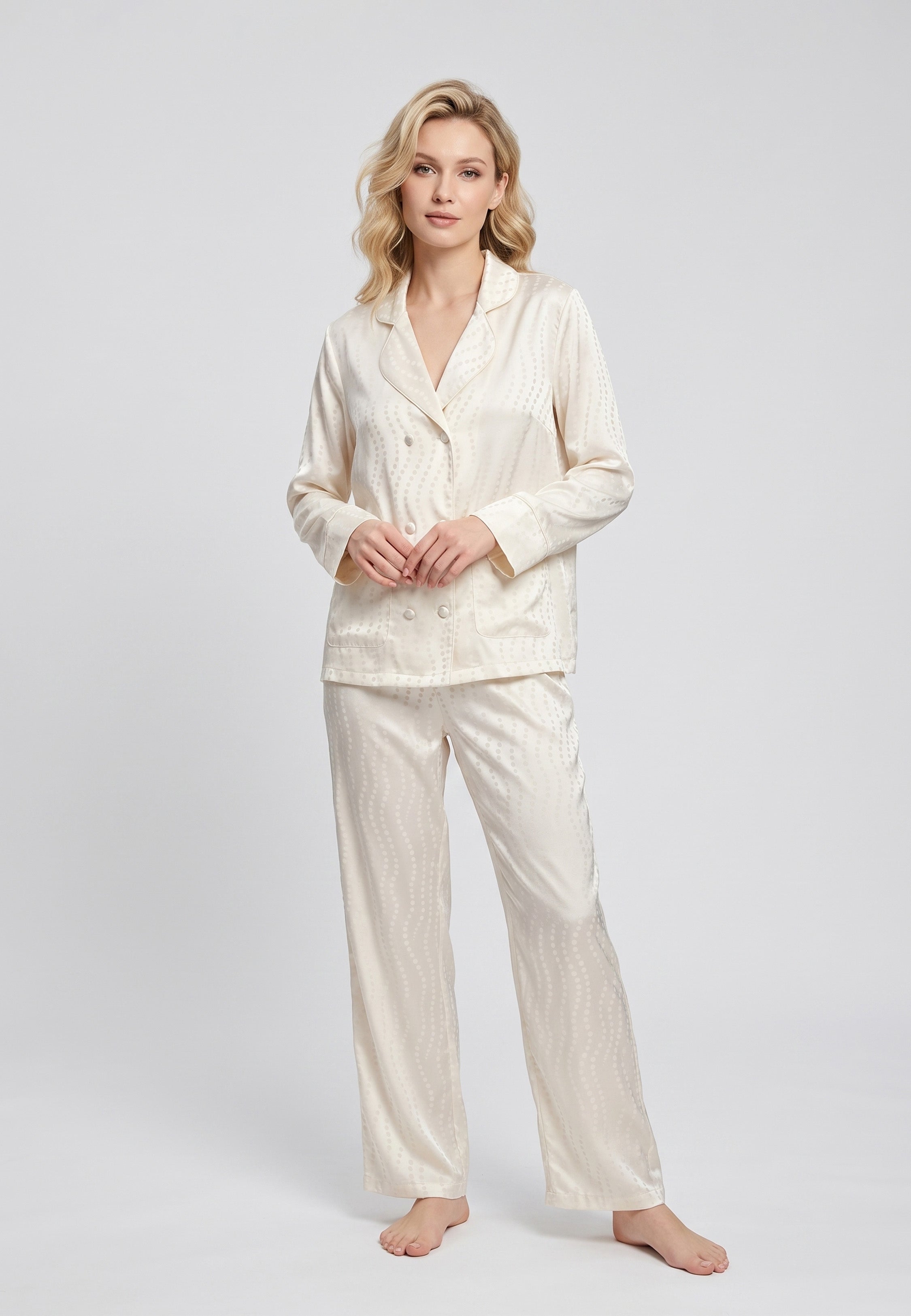 Pyjama femme satin ivoire à motif jacquard avec chemise manches longues et pantalon fluide