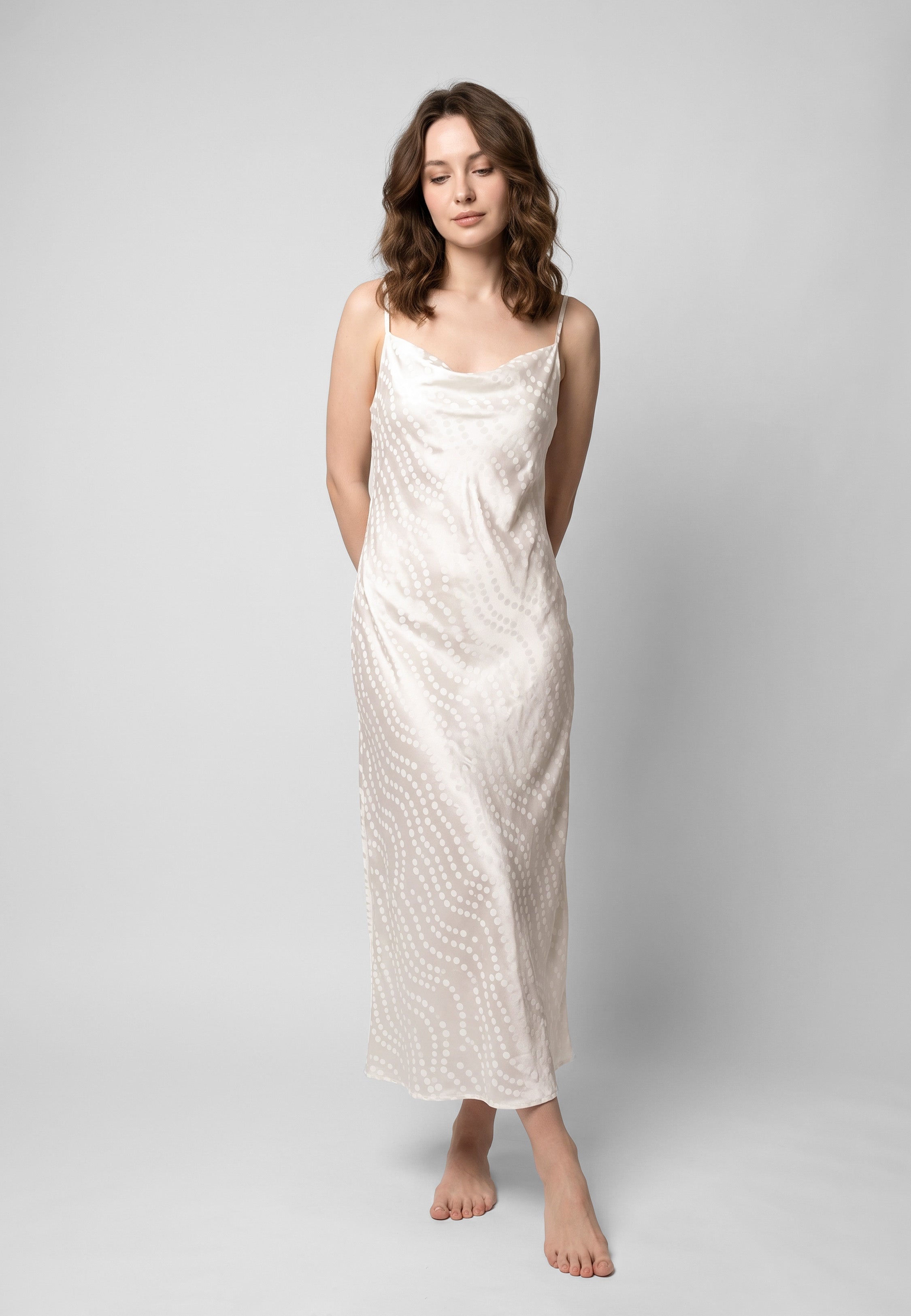 Nuisette longue femme en satin ivoire à motif jacquard avec col drapé