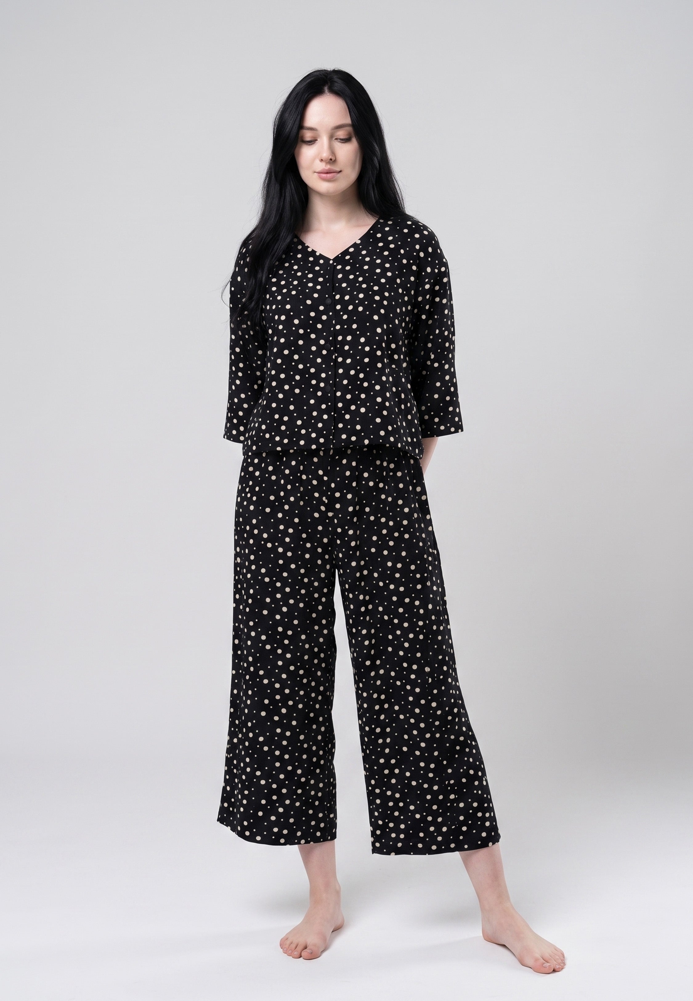 Pyjama pantacourt deux pièces col V manches 3/4 et pantacourt jambes larges imprimé pois crème fond noir assortis