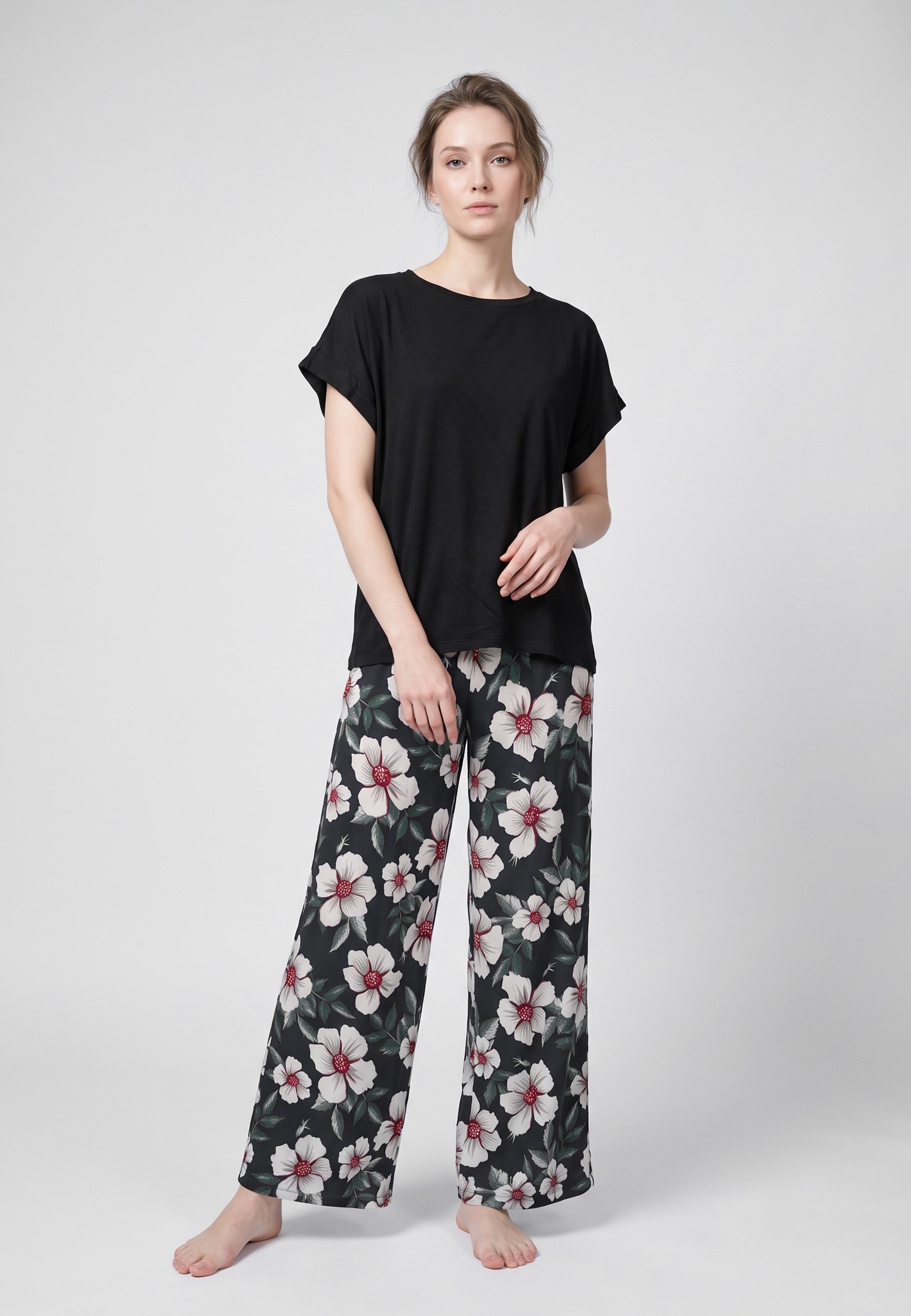 Femme portant un t-shirt noir & pantalon large noir hibiscus Rosabella