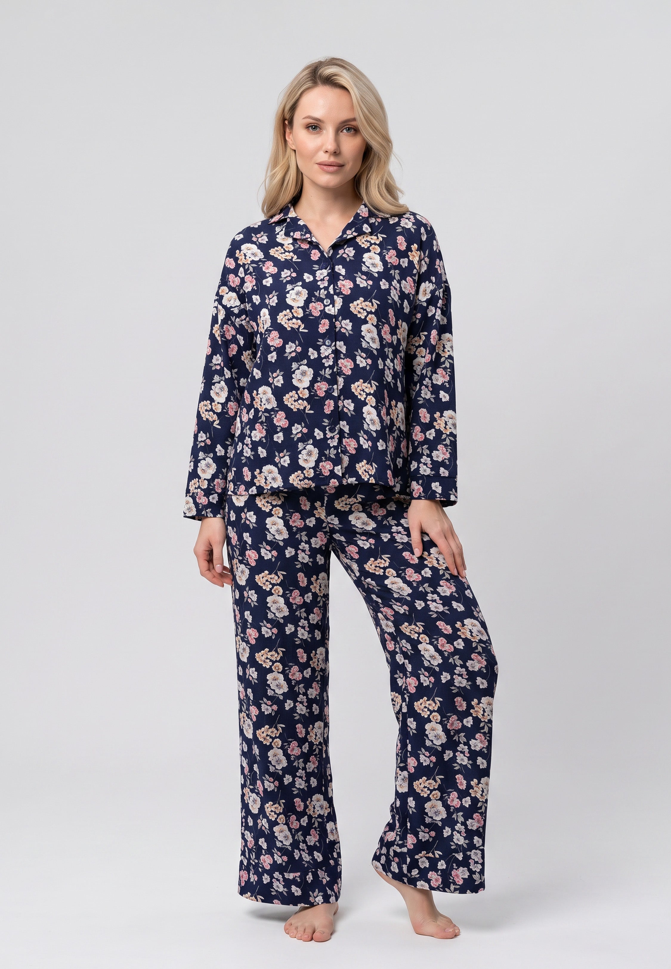 Femme portant un chemise manches longues & pantalon large fleuri rose fond marine Rosabella