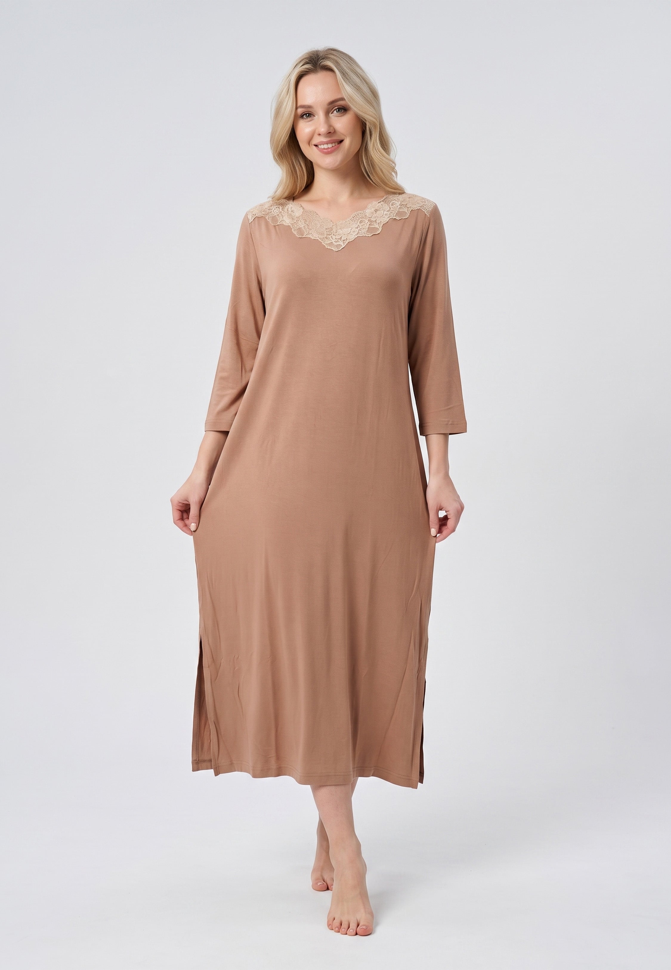 Femme portant chemise de nuit longue manches 3/4 encolure dentelle Rosabella