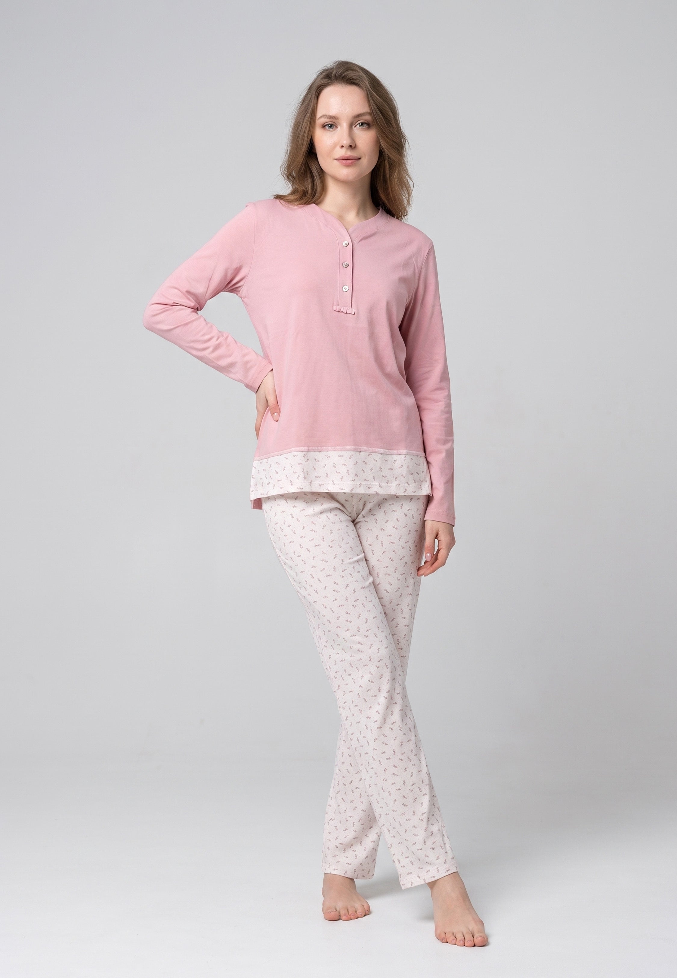 Femme portant pyjama haut rose patte boutonnée & pantalon imprimé fleurettes Rosabella