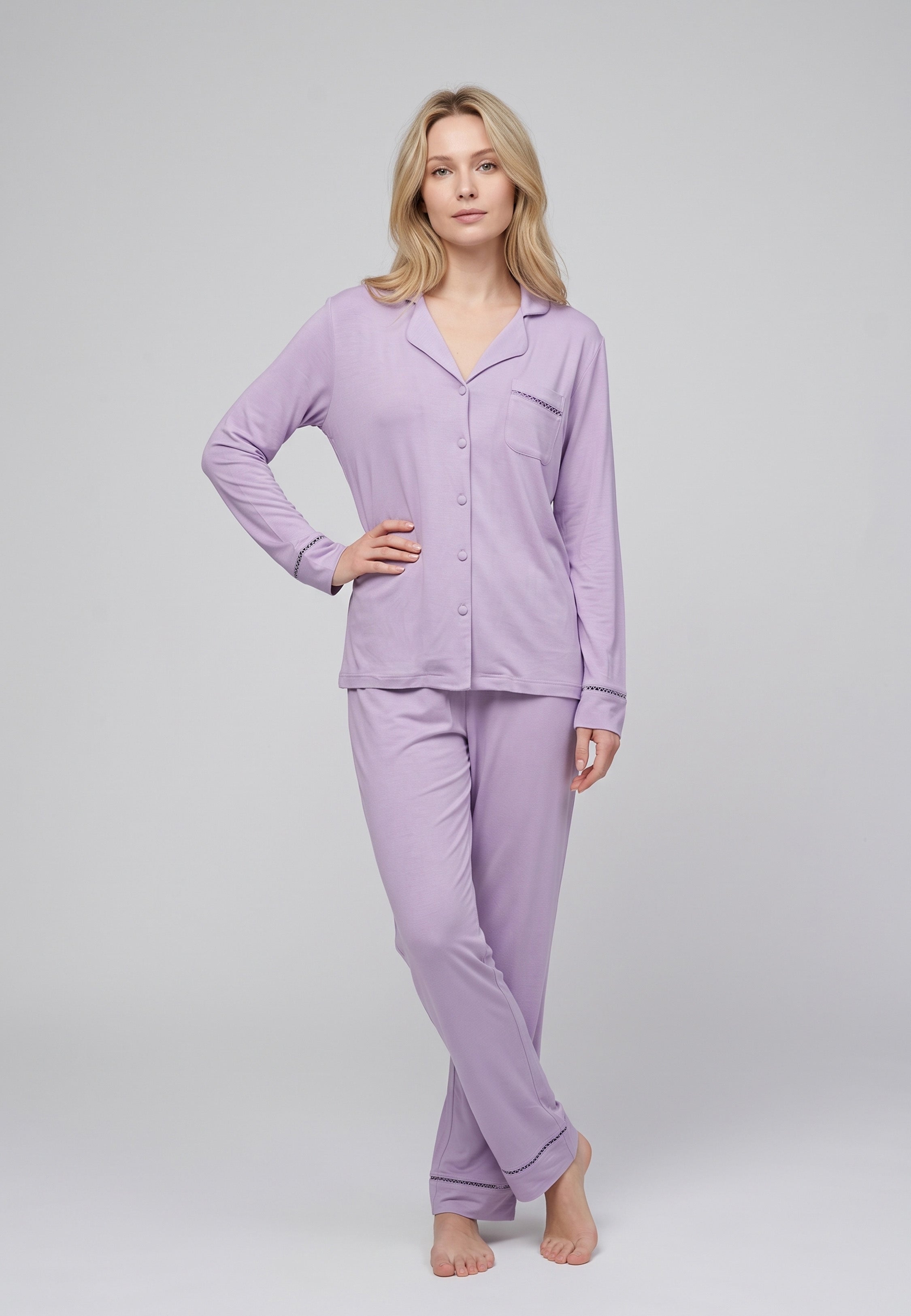 Femme portant pyjama chemise boutonnée col cranté & pantalon long mauve Rosabella