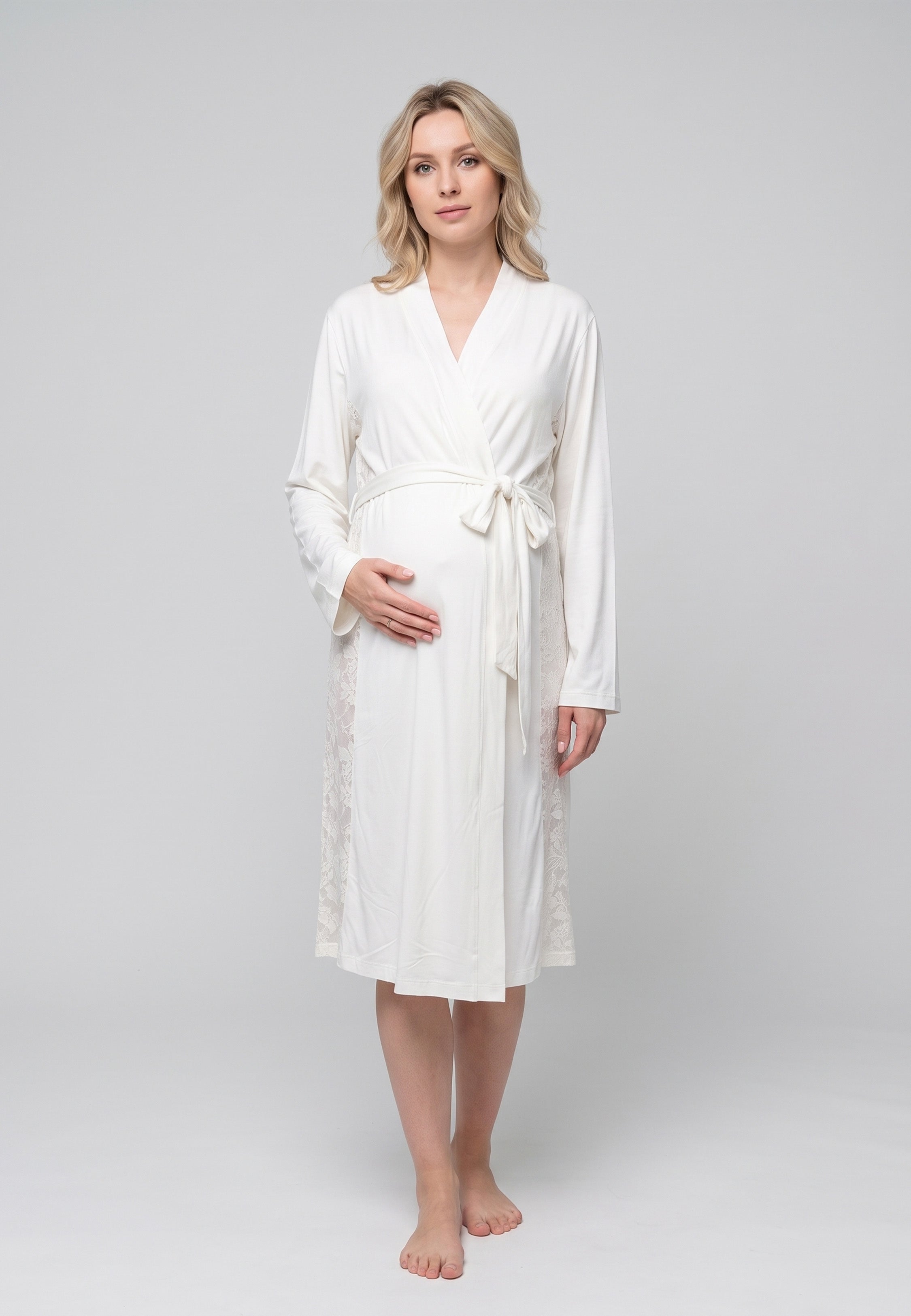 Femme enceinte portant peignoir maternité long ceinturé dentelle blanc cassé Rosabella