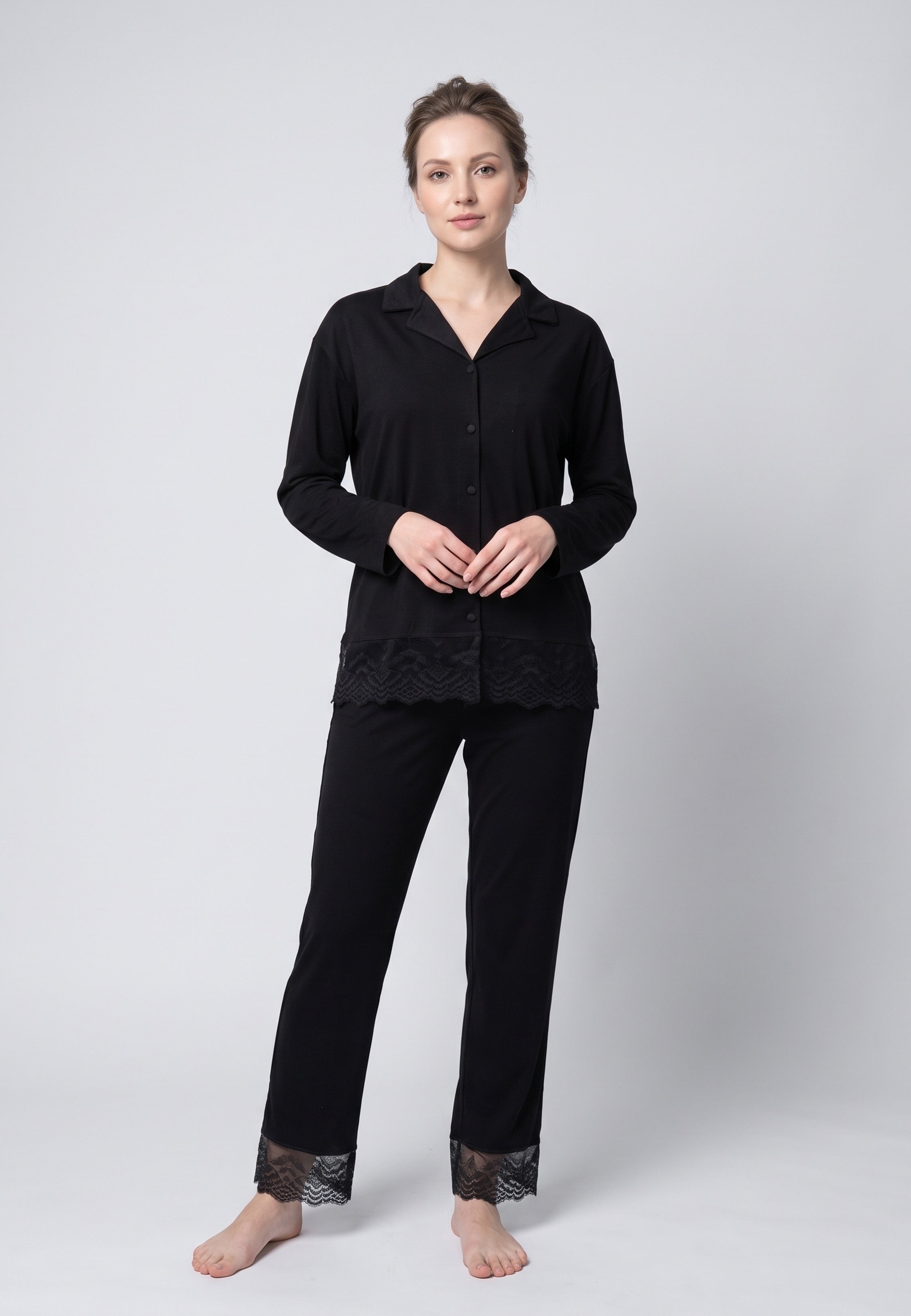 Femme portant pyjama chemise boutonnée & pantalon long noir dentelle Rosabella