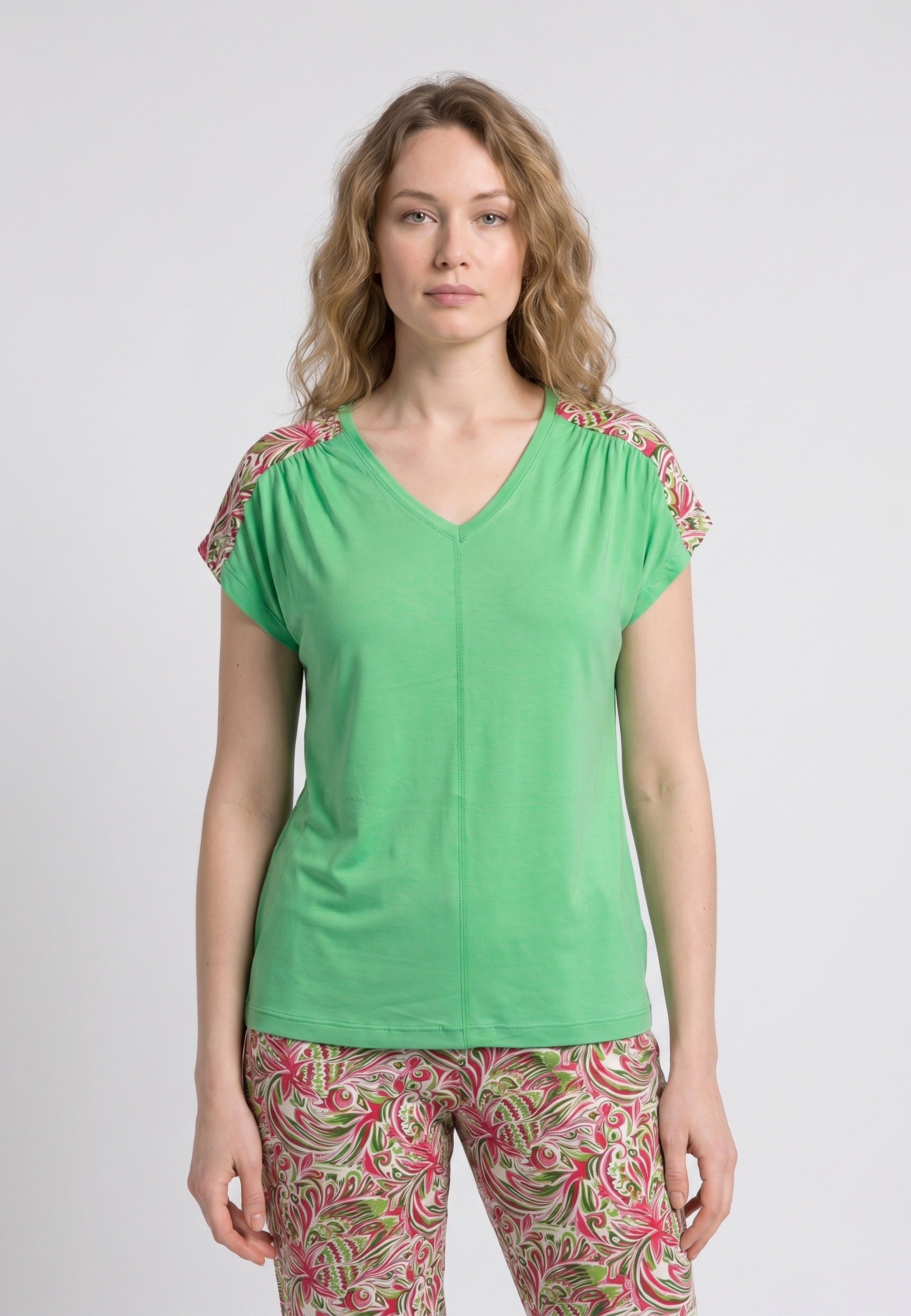Femme portant un pyjama deux pièces t-shirt vert clair col V empiècement fleuri et pantalon long imprimé arabesque multicolore Rosabella Rosalinda