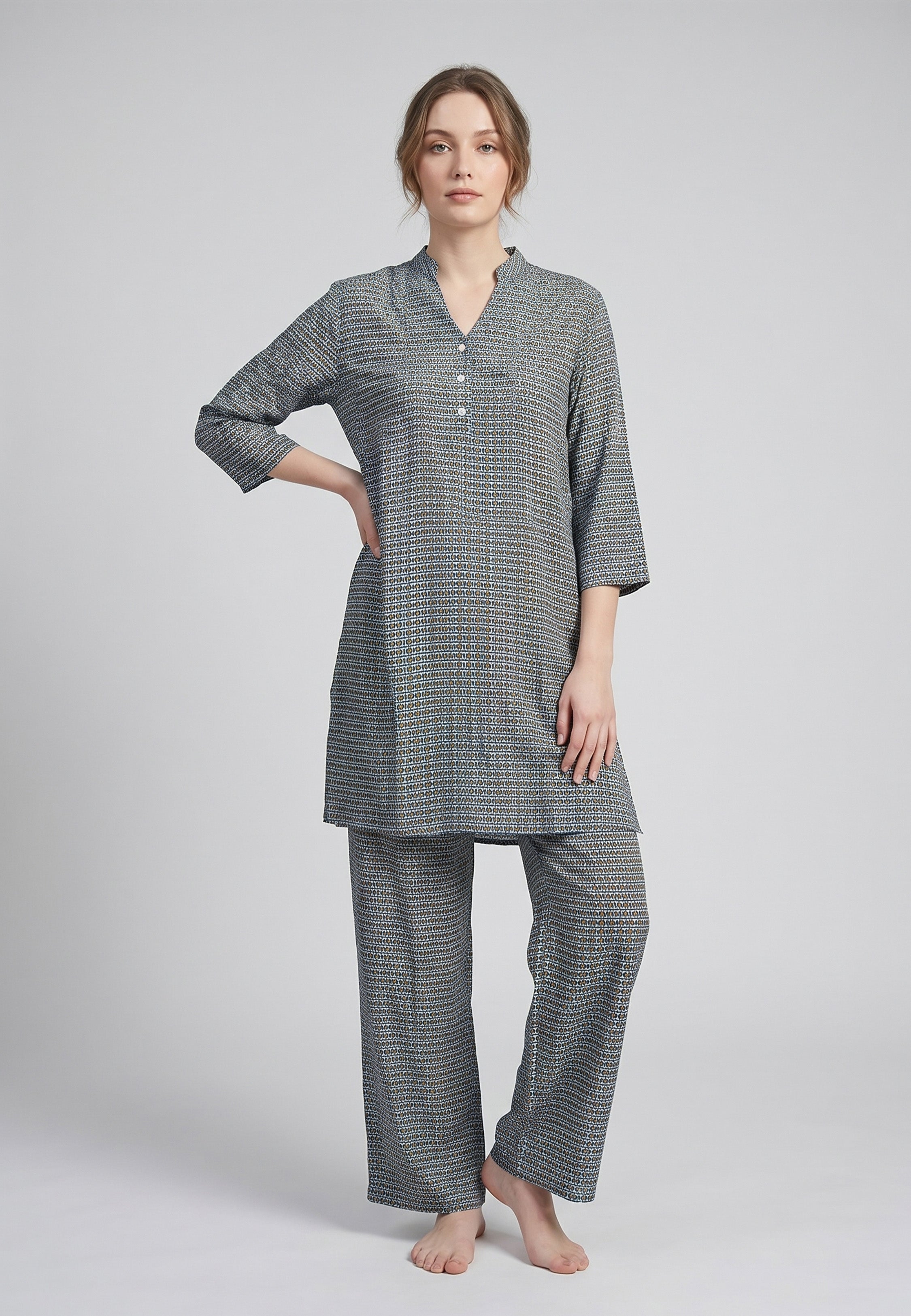 Femme portant un pyjama deux pièces gris à imprimé graphique minimaliste multicolore