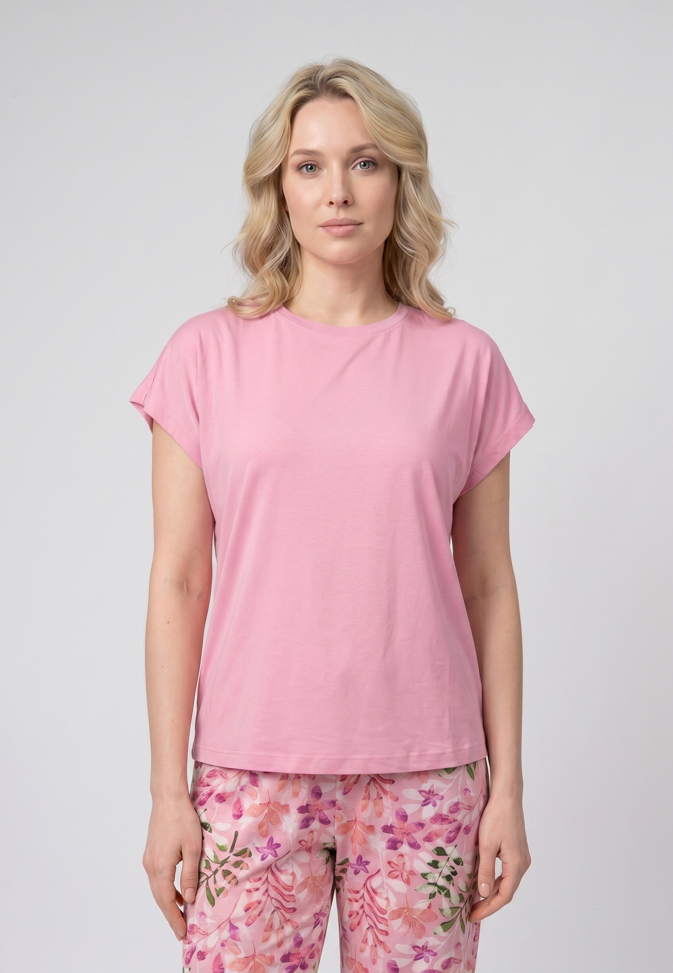 Femme portant un pyjama deux pièces t-shirt uni rose foncé et pantalon long imprimé botanique fleuri multicolore Rosabella Rosalinda 1