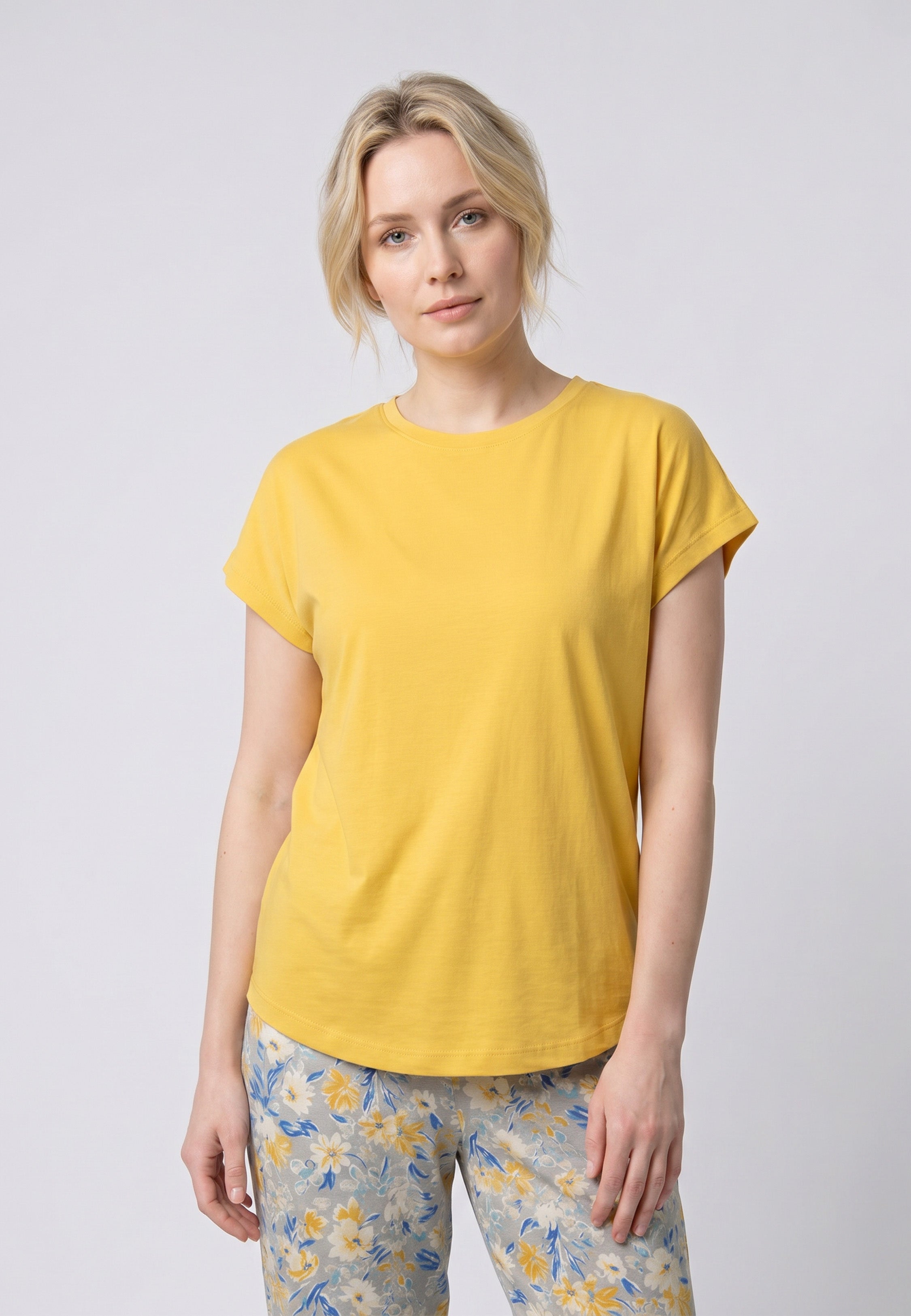 Femme portant un pyjama deux pièces t-shirt uni jaune clair et pantalon long imprimé botanique fleuri multicolore Rosabella Rosalinda 1