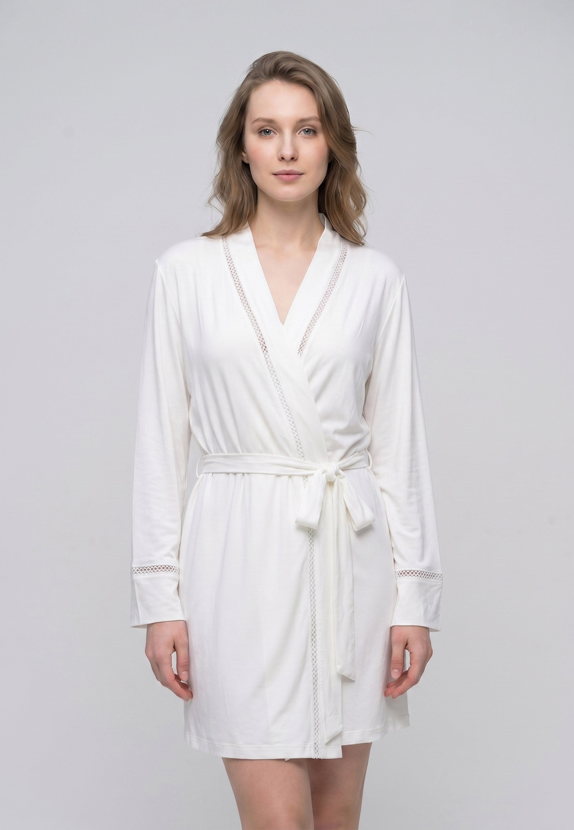 Femme portant un kimono court croisé manches longues dentelle uni blanc avec ceinture Rosabella Cozy Comforts