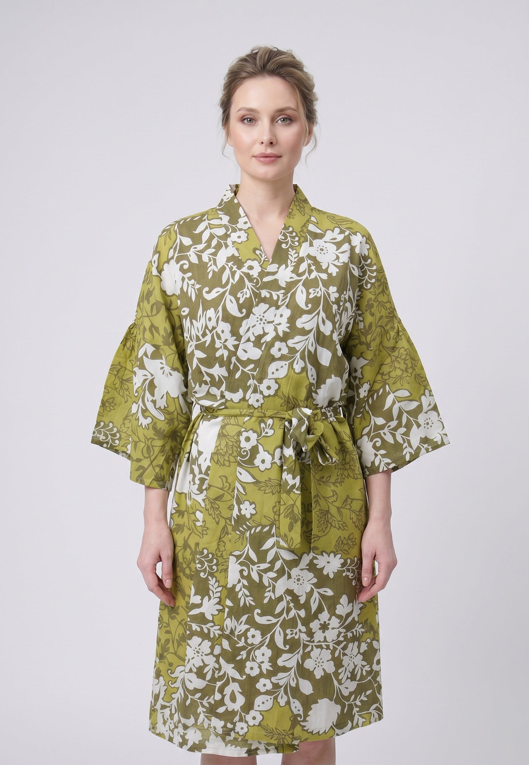 Femme portant un kimono midi croisé manches 3/4 imprimé fleuri aquarelle kaki et blanc avec ceinture Rosabella Cozy Comforts