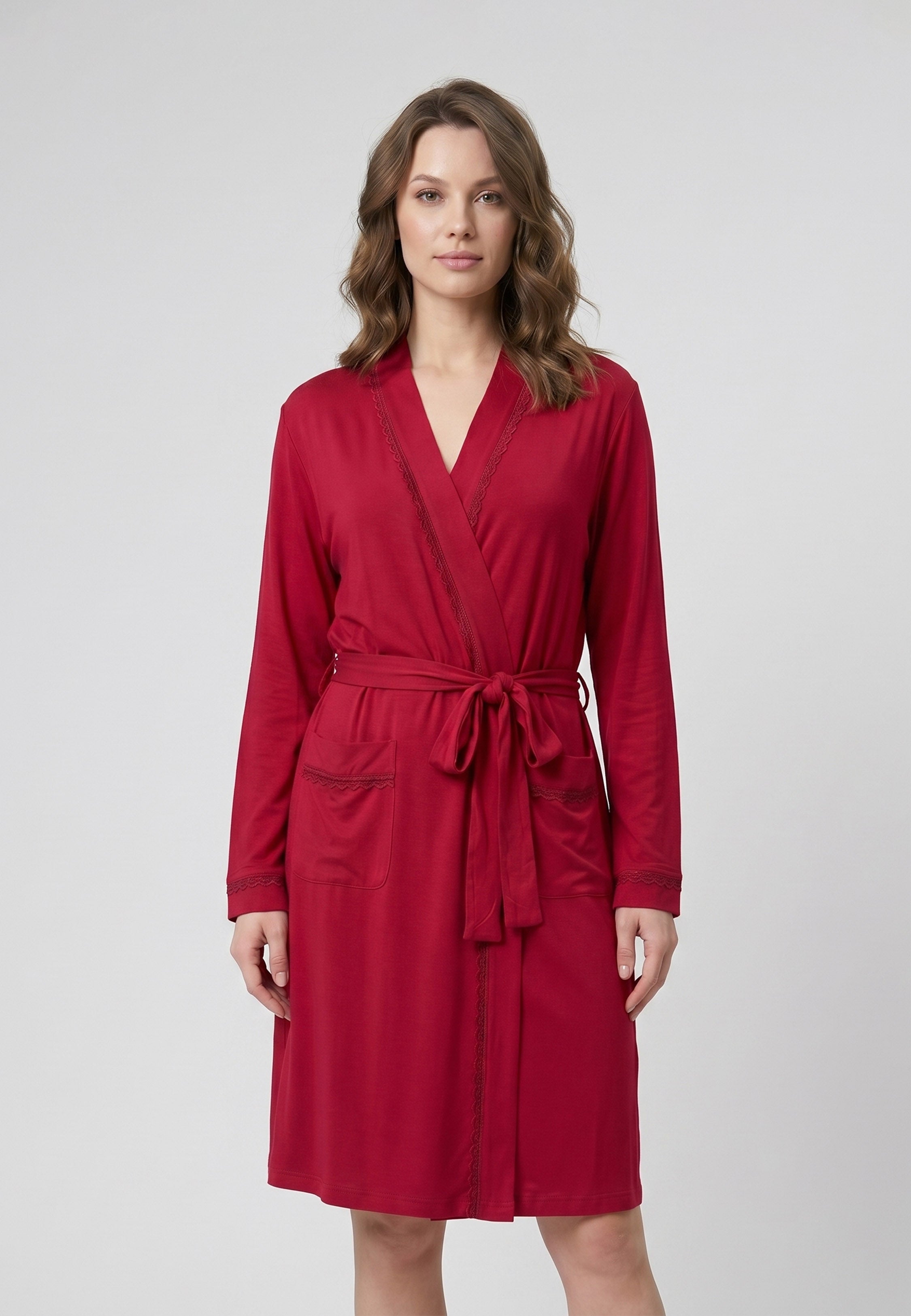 Femme portant un kimono court croisé manches longues uni rouge avec ceinture et poches Rosabella Chic Line