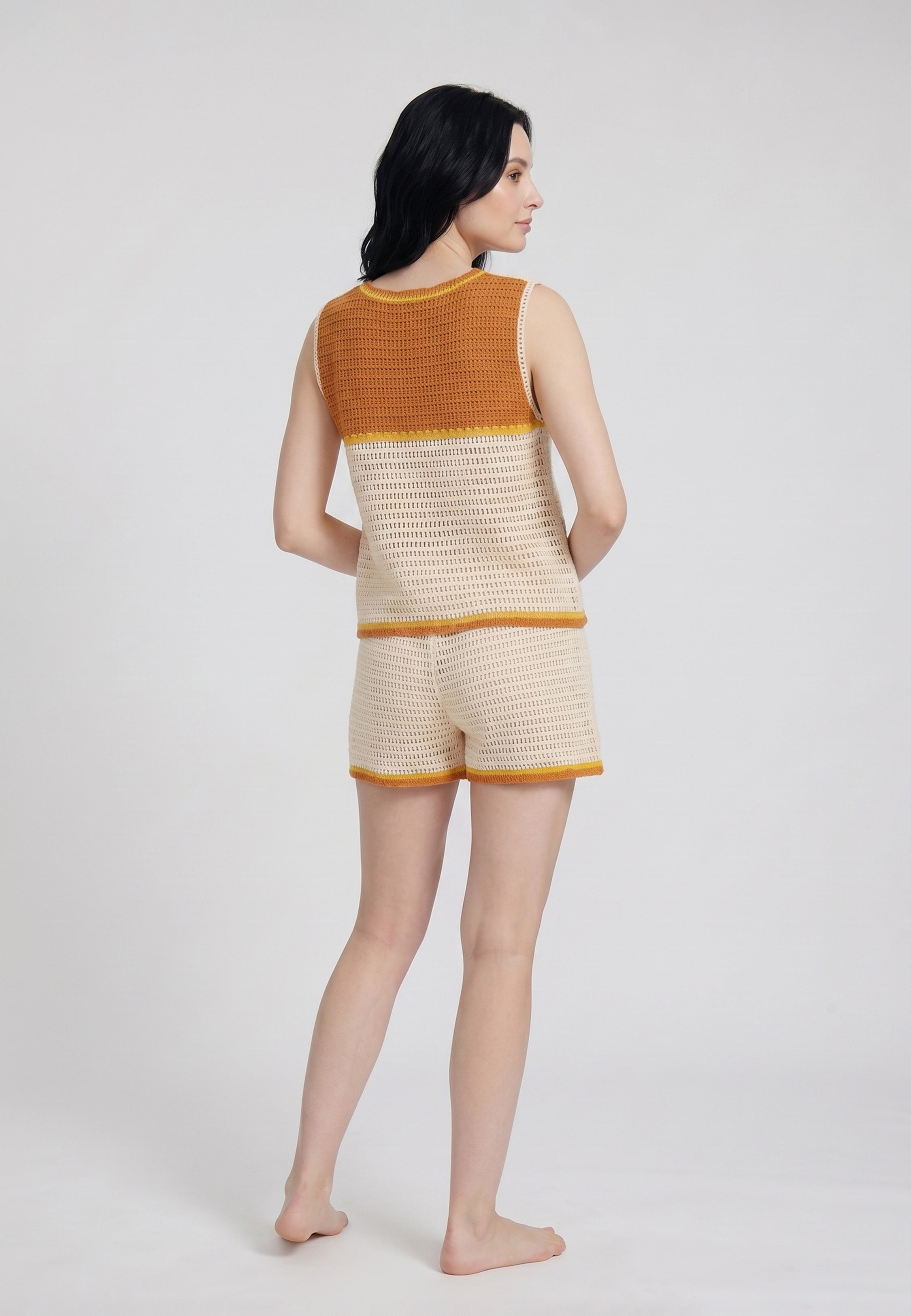 Femme portant un ensemble débardeur crochet maille ajourée écru appliqués agrumes 3D et short crochet assorti liseré terracotta Rosabella