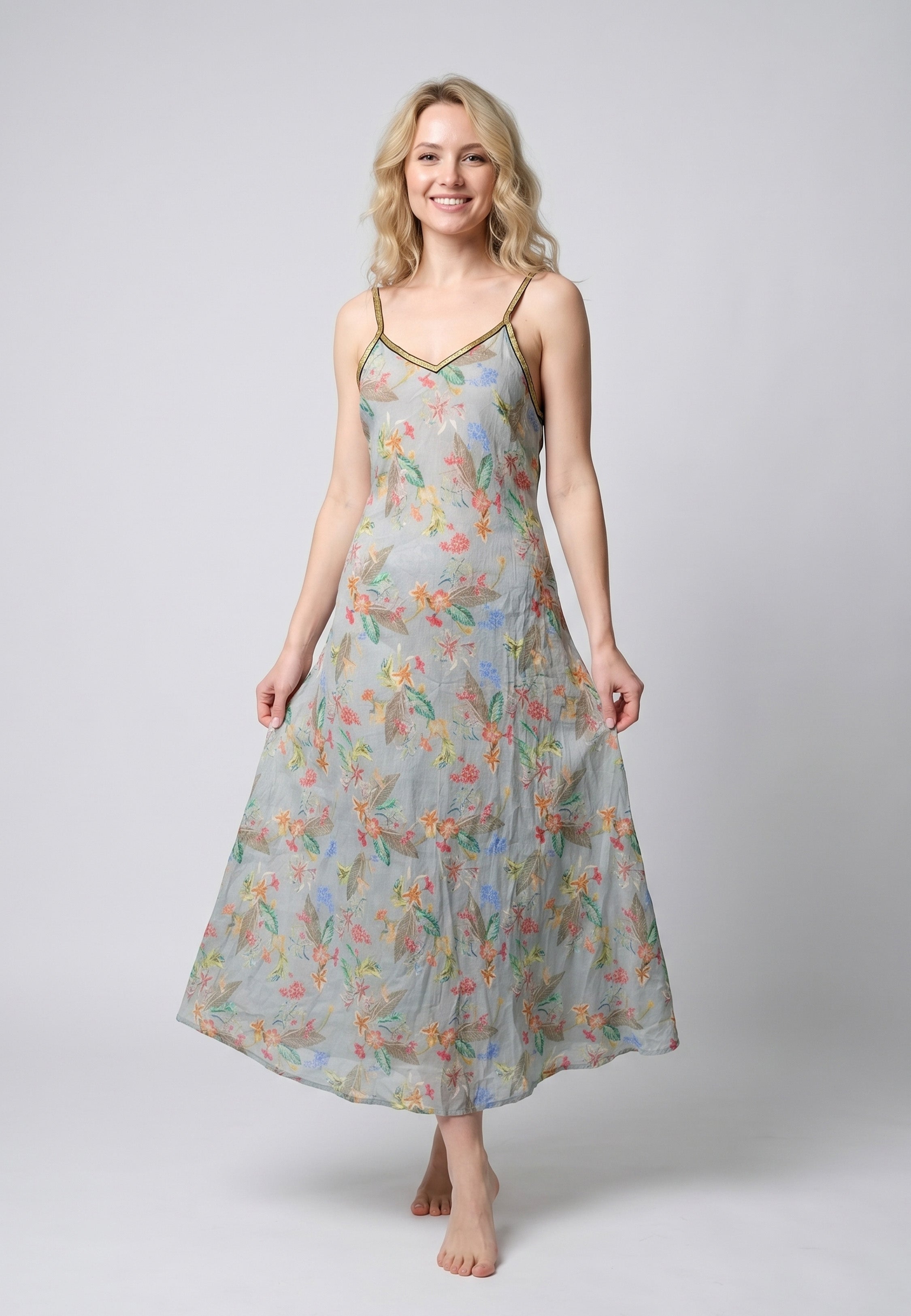 Robe nuisette longue bretelles col V fond gris imprimé tropical multicolore avec liséré doré