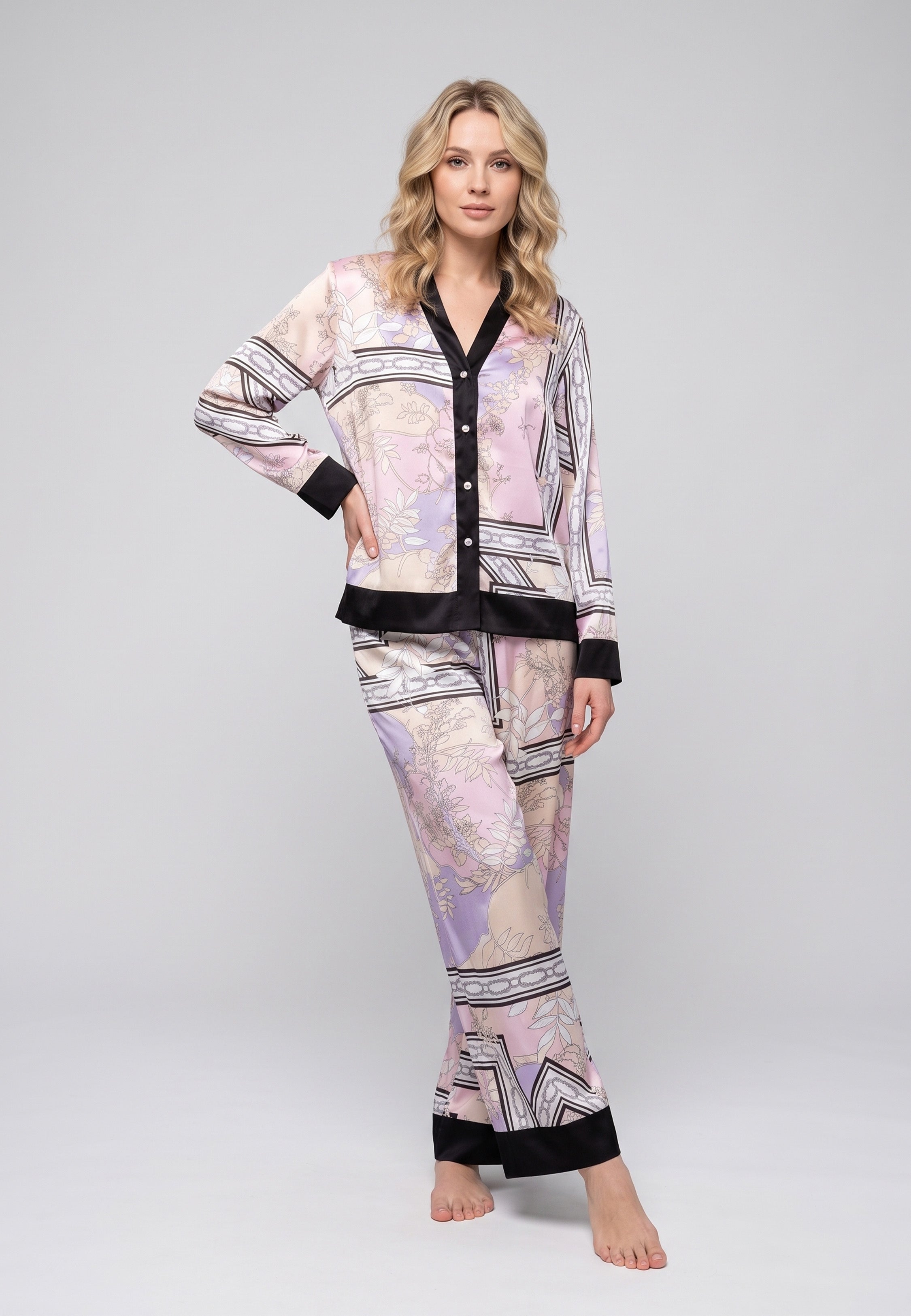 Pyjama femme imprimé rose avec chemise à manches longues et pantalon assorti