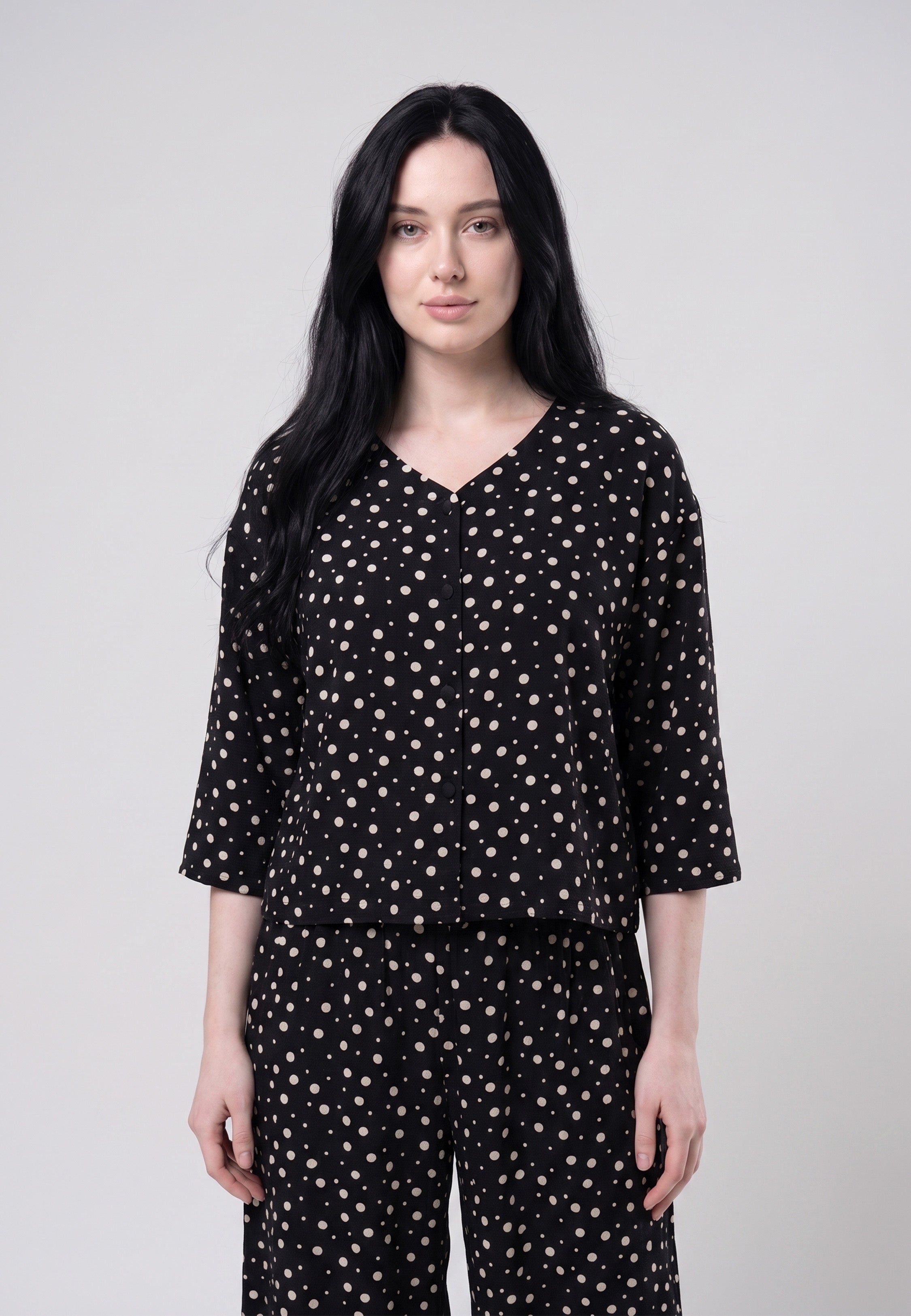 Pyjama pantacourt deux pièces col V manches 3/4 et pantacourt jambes larges imprimé pois crème fond noir assortis