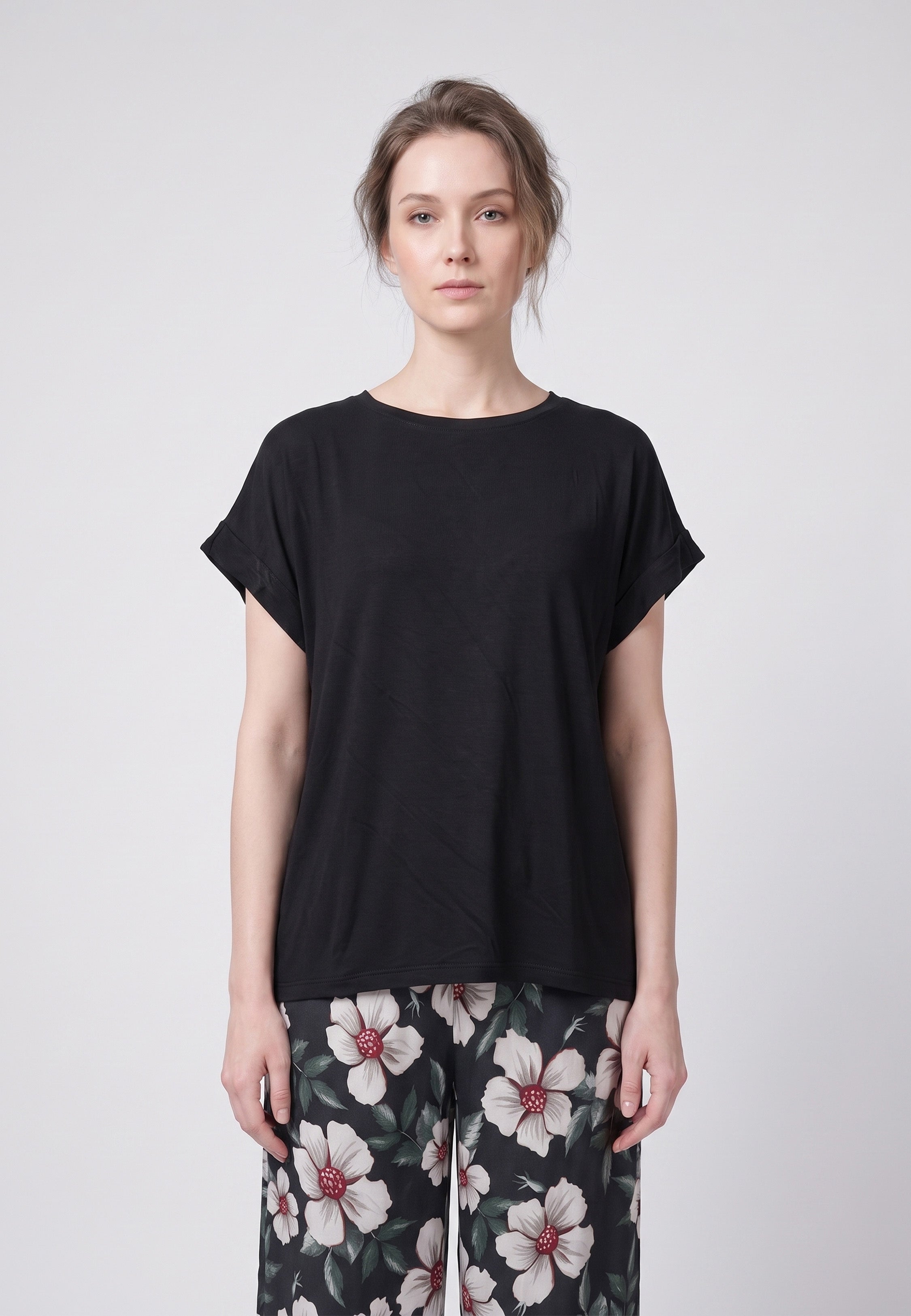 Femme portant un t-shirt noir & pantalon large noir hibiscus Rosabella