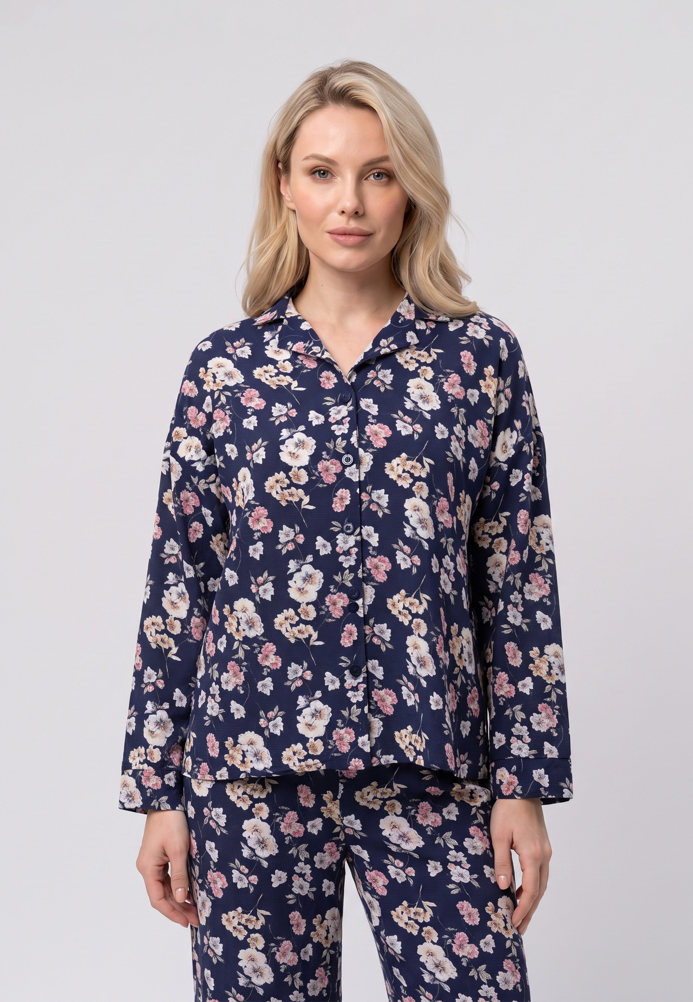 Femme portant un chemise manches longues & pantalon large fleuri rose fond marine Rosabella