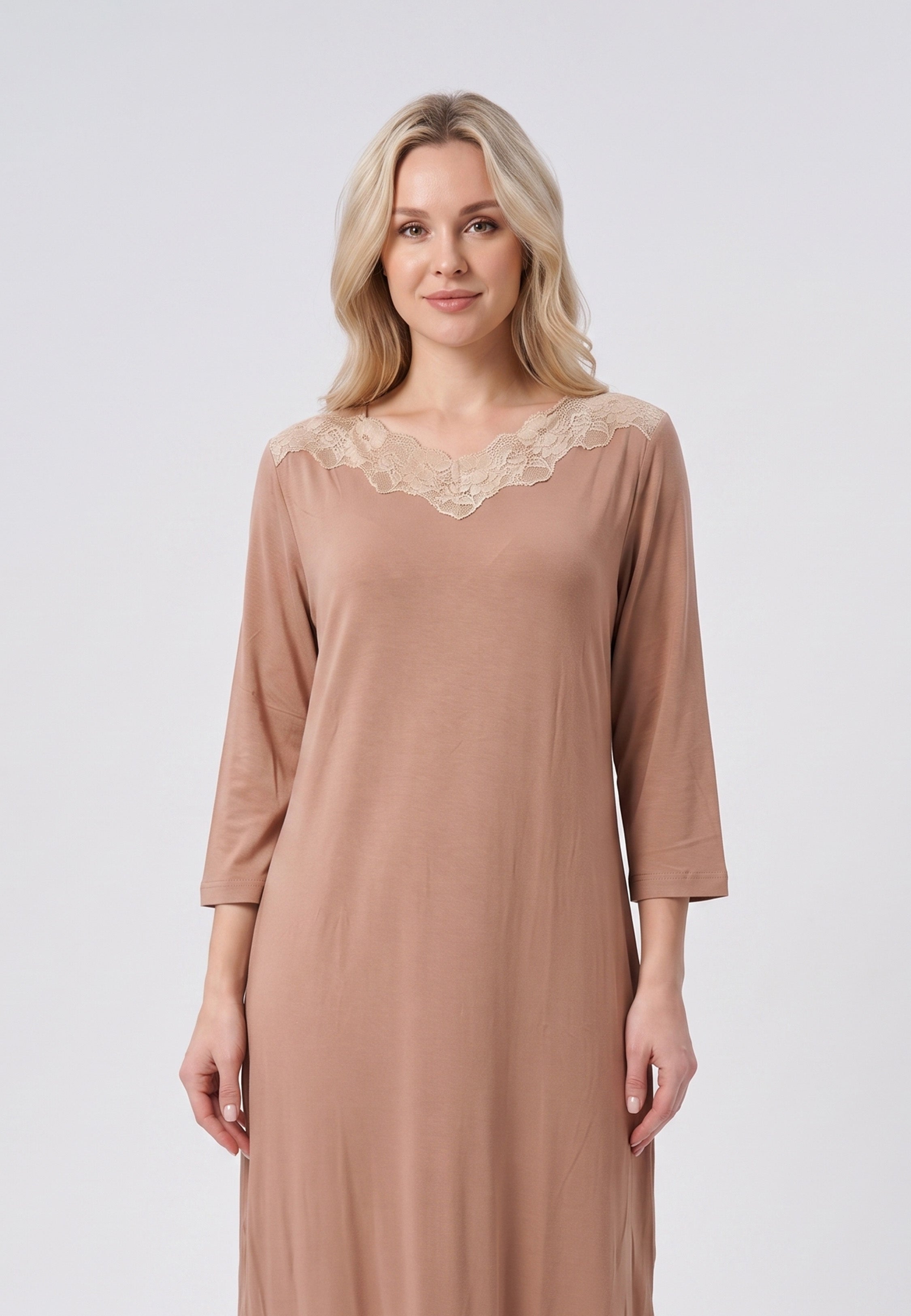 Femme portant chemise de nuit longue manches 3/4 encolure dentelle Rosabella