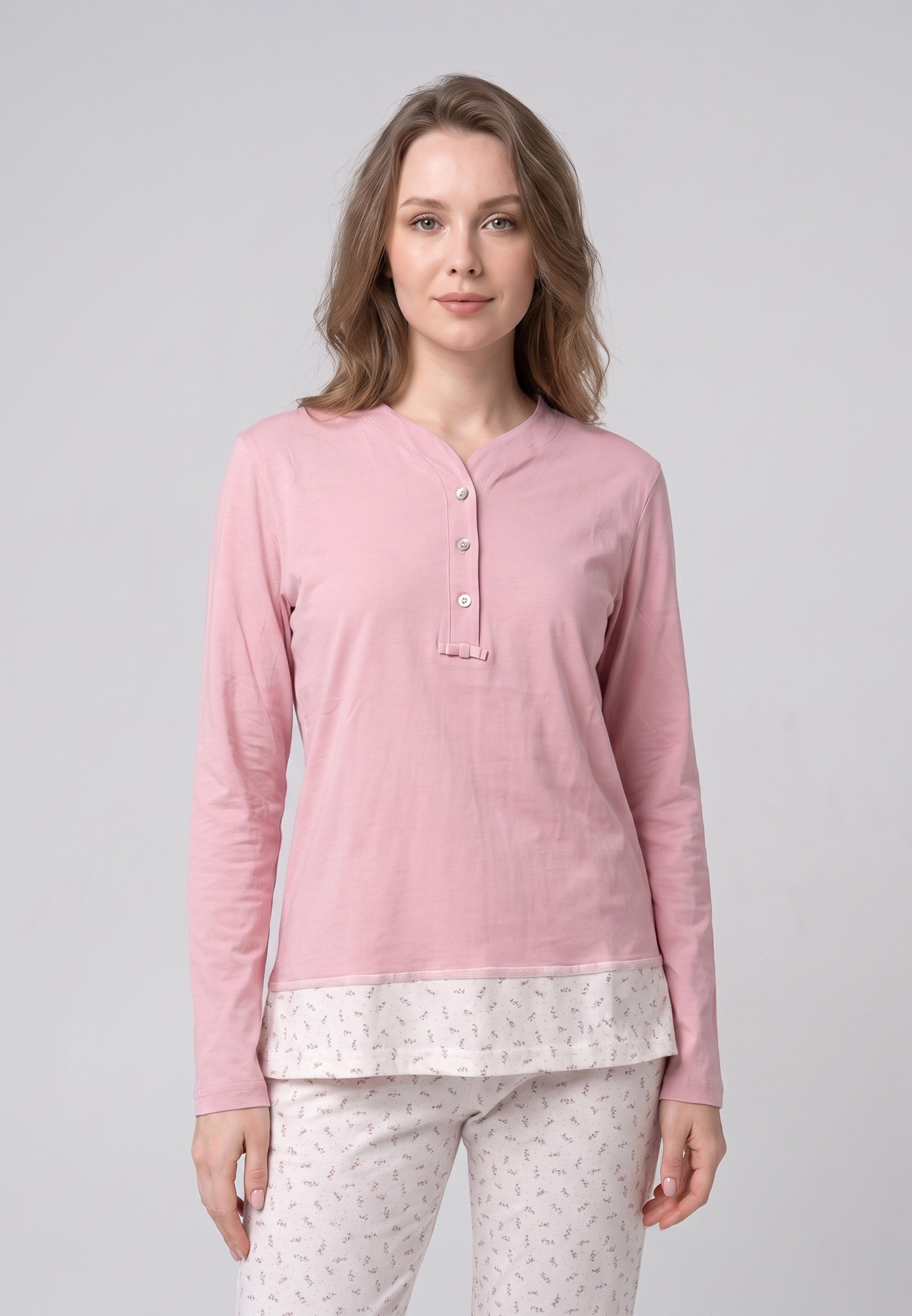 Femme portant pyjama haut rose patte boutonnée & pantalon imprimé fleurettes Rosabella
