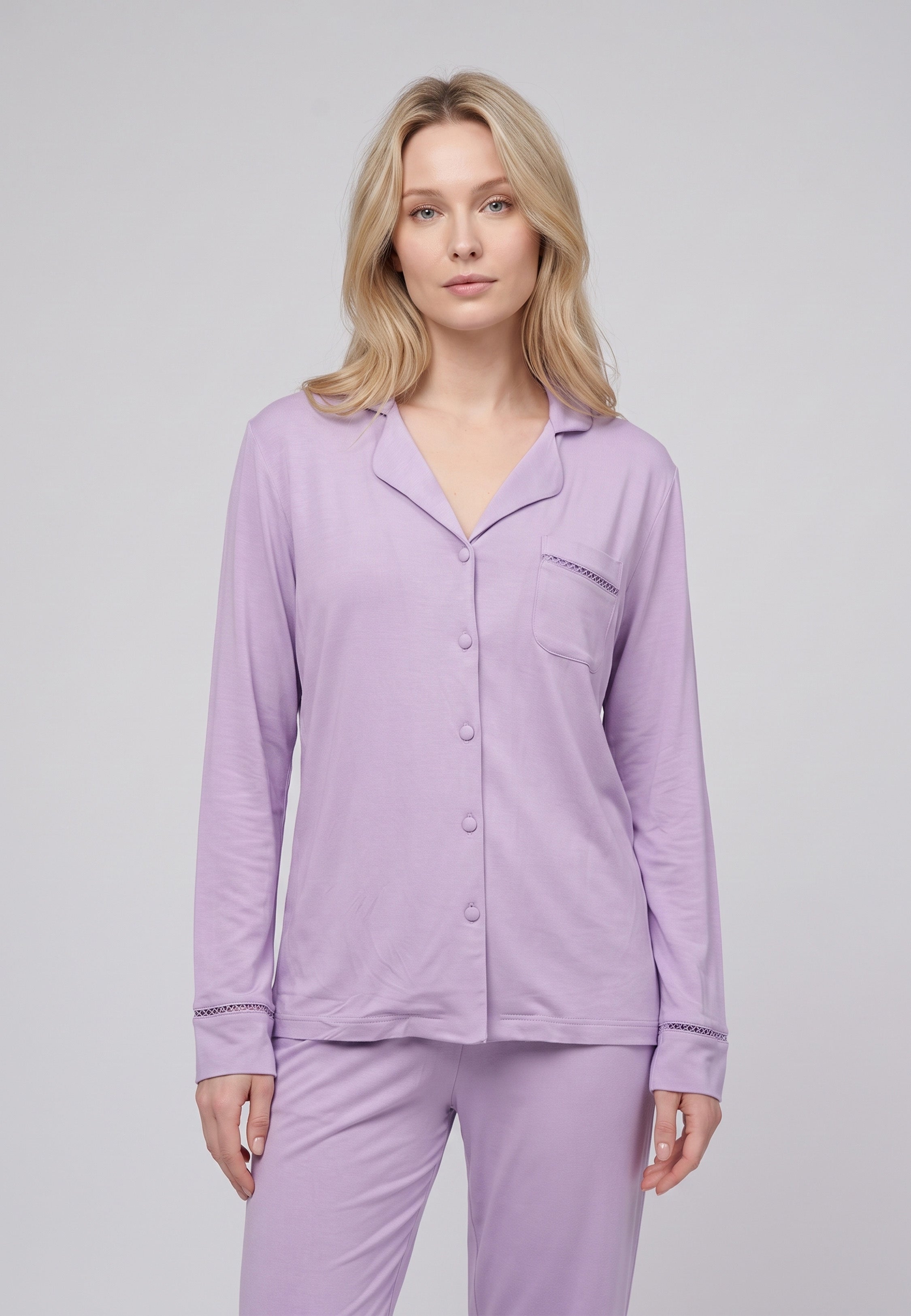 Femme portant pyjama chemise boutonnée col cranté & pantalon long mauve Rosabella