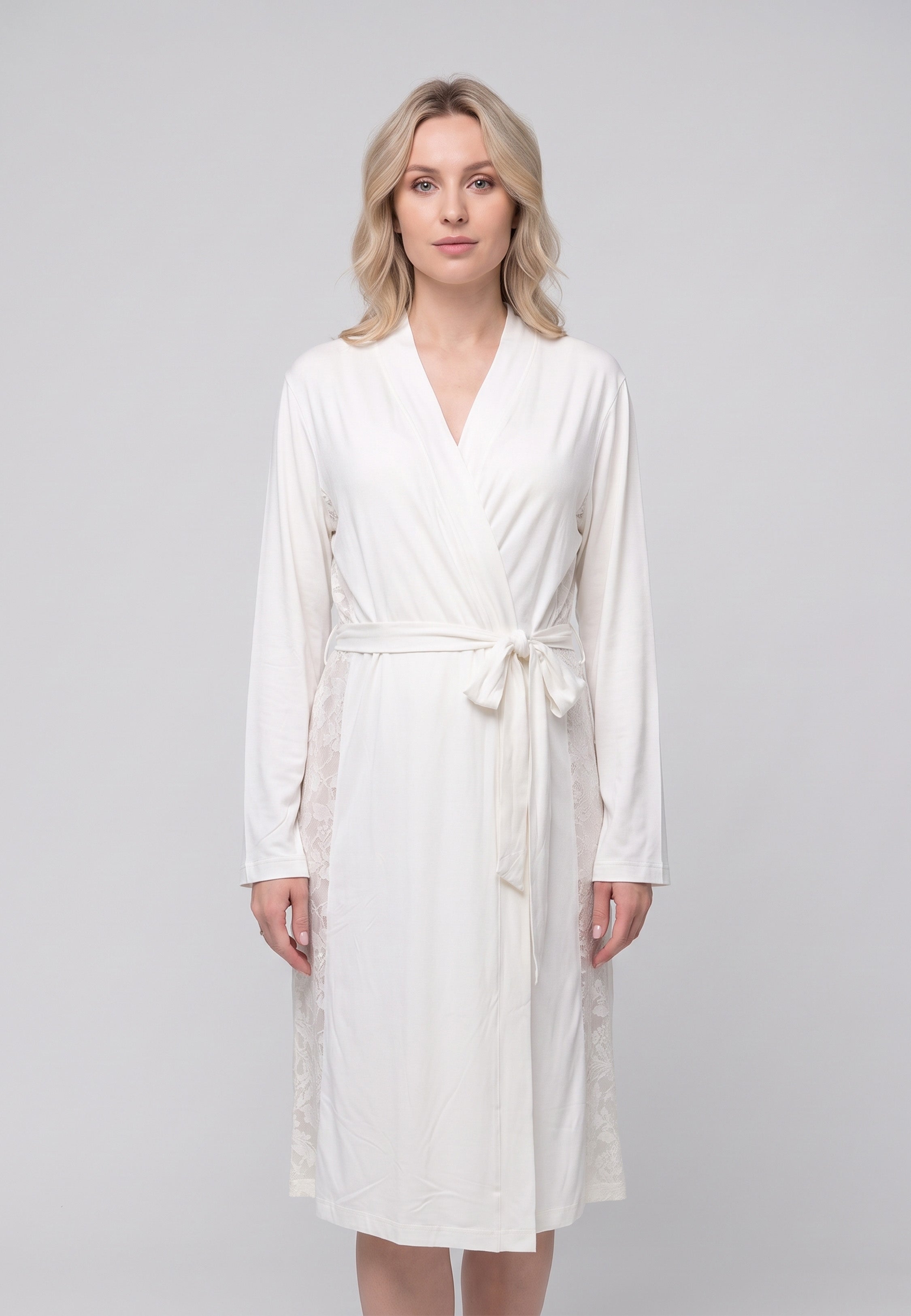 Femme enceinte portant peignoir maternité long ceinturé dentelle blanc cassé Rosabella