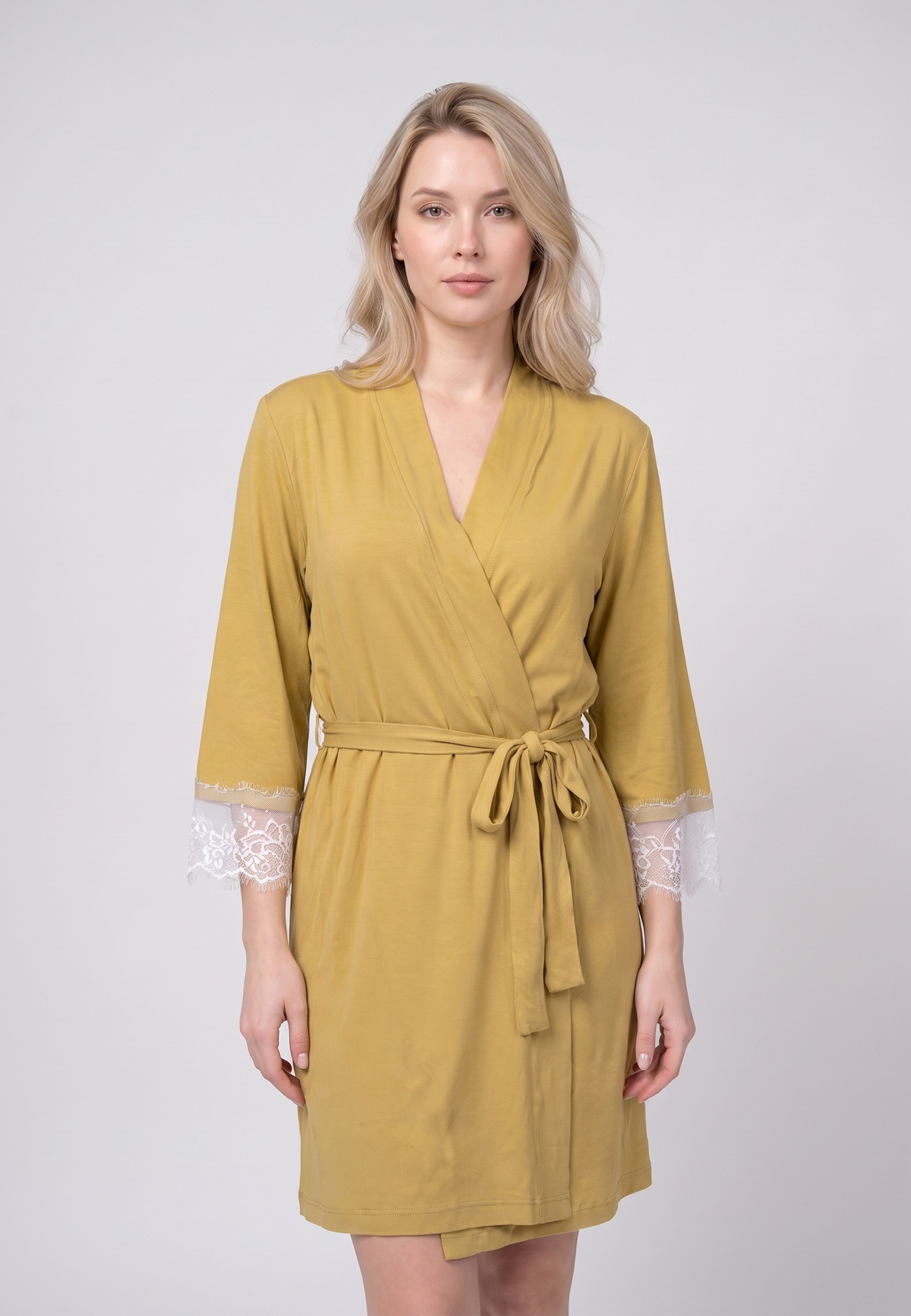 Femme portant kimono court ceinturé manches dentelle moutarde Rosabella
