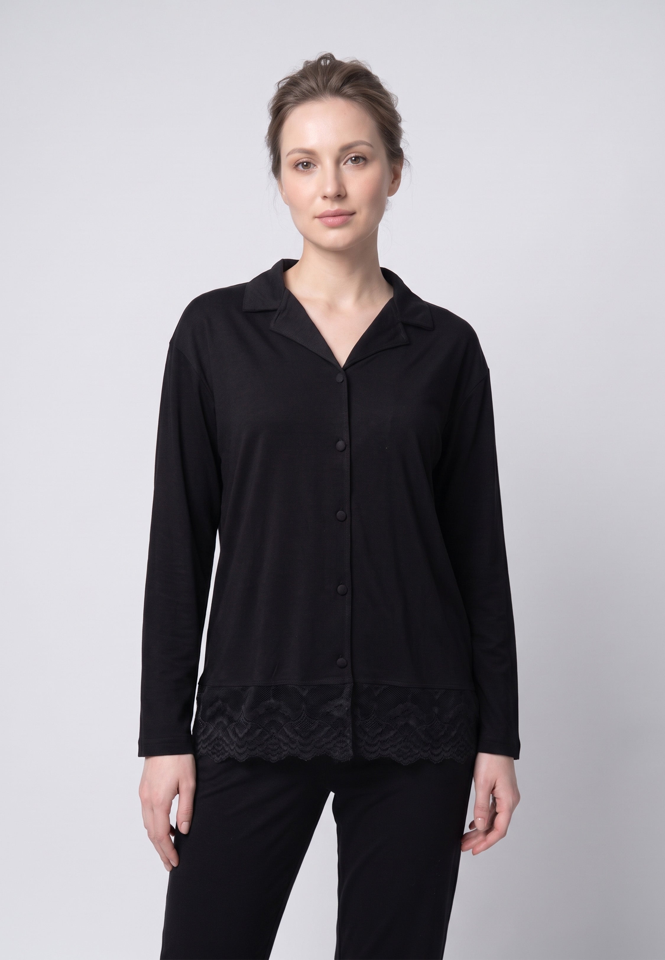 Femme portant pyjama chemise boutonnée & pantalon long noir dentelle Rosabella