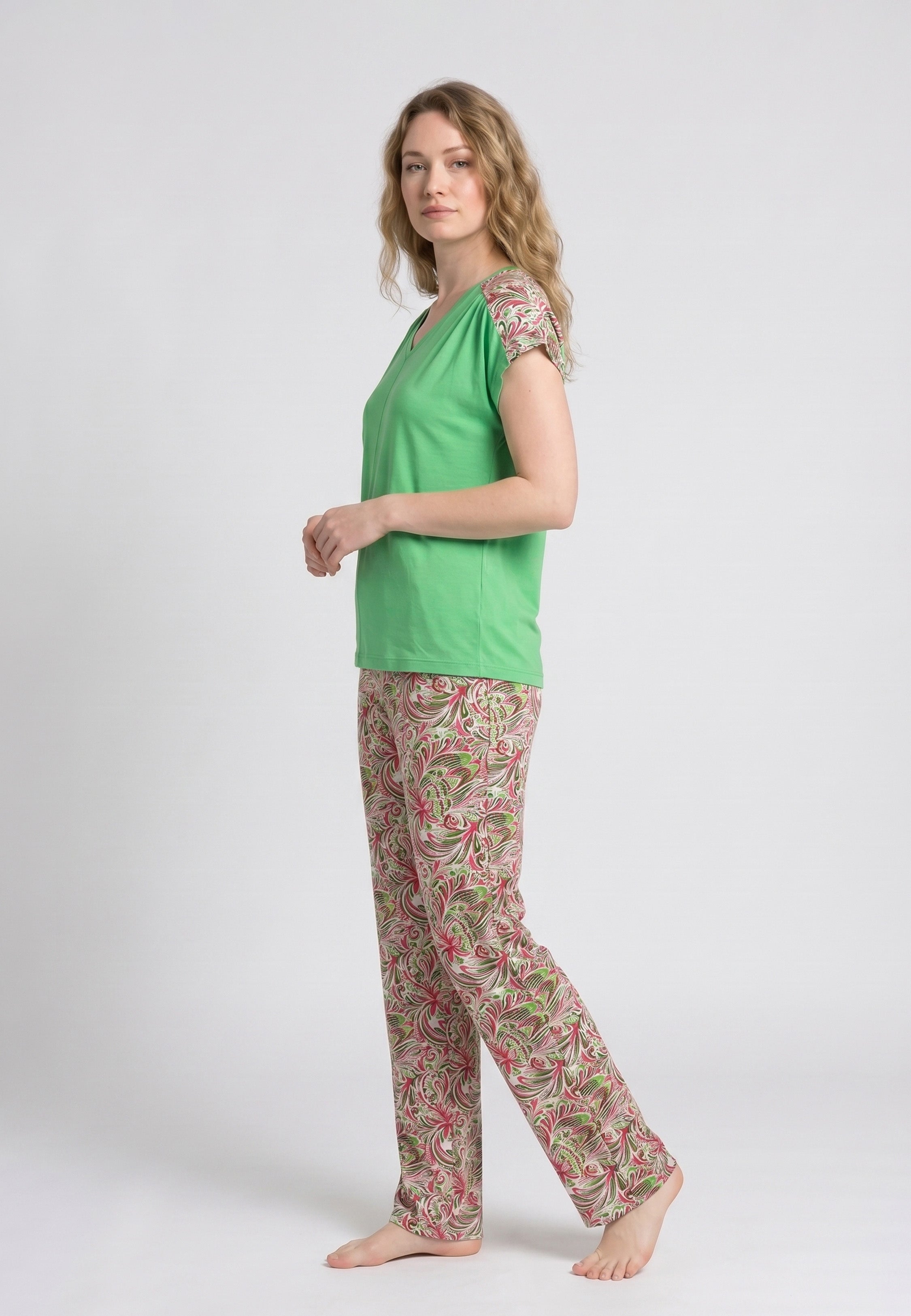 Femme portant un pyjama deux pièces t-shirt vert clair col V empiècement fleuri et pantalon long imprimé arabesque multicolore Rosabella Rosalinda