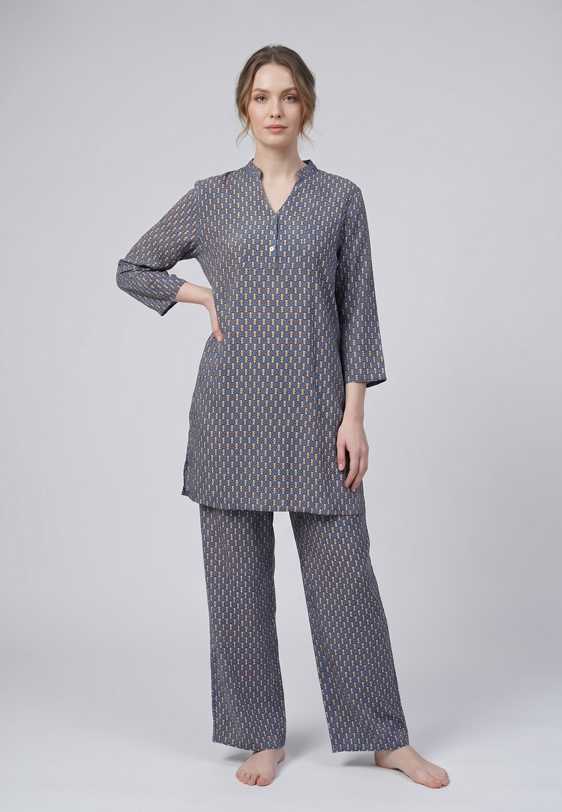 Femme portant un pyjama deux pièces marine à imprimé graphique minimaliste doré