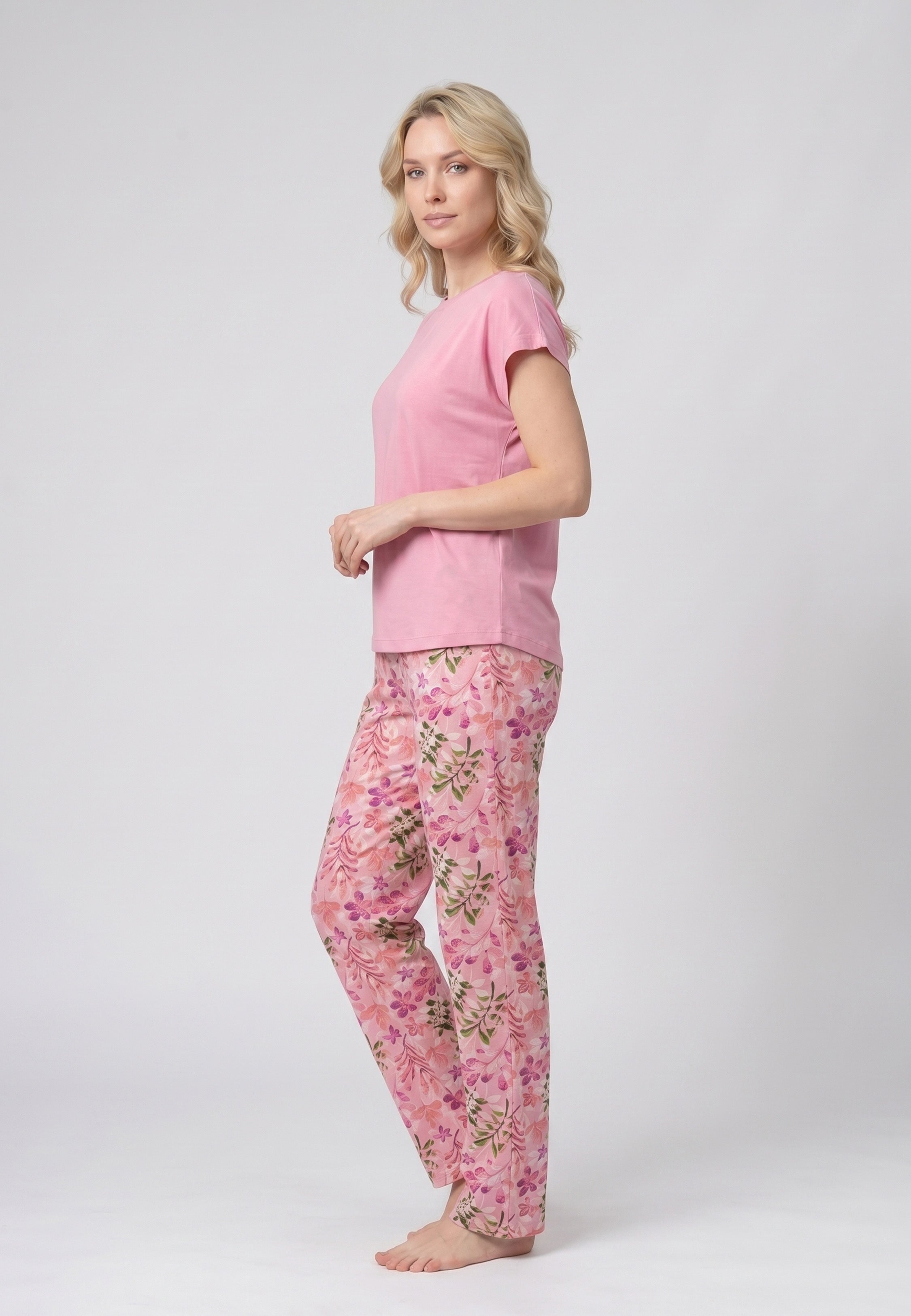 Femme portant un pyjama deux pièces t-shirt uni rose foncé et pantalon long imprimé botanique fleuri multicolore Rosabella Rosalinda 1