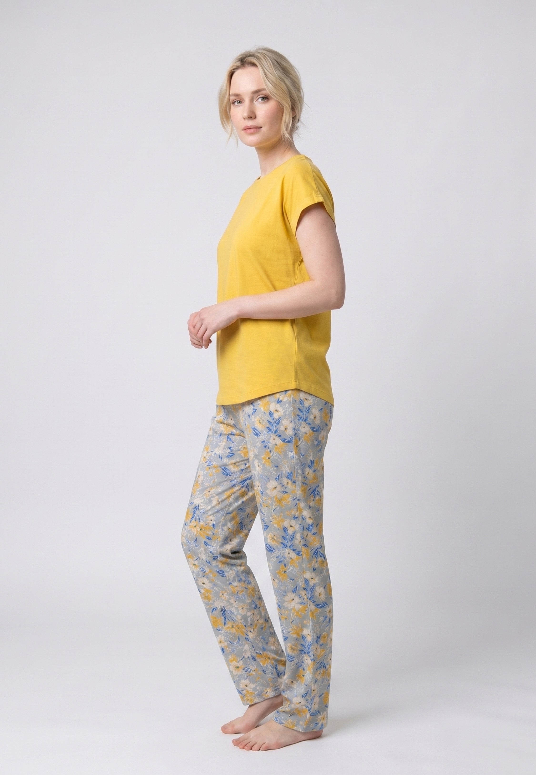 Femme portant un pyjama deux pièces t-shirt uni jaune clair et pantalon long imprimé botanique fleuri multicolore Rosabella Rosalinda 1