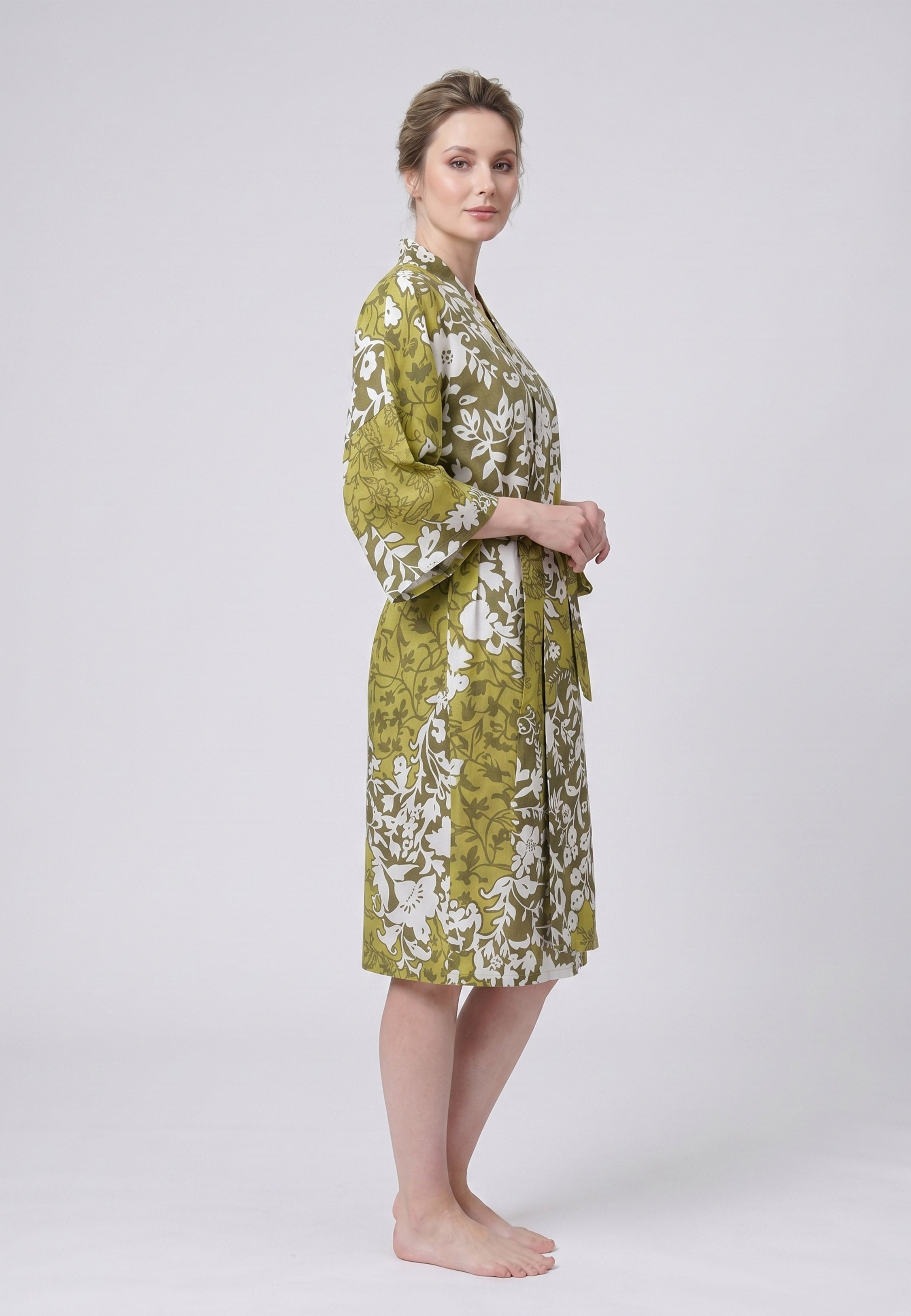 Femme portant un kimono midi croisé manches 3/4 imprimé fleuri aquarelle kaki et blanc avec ceinture Rosabella Cozy Comforts
