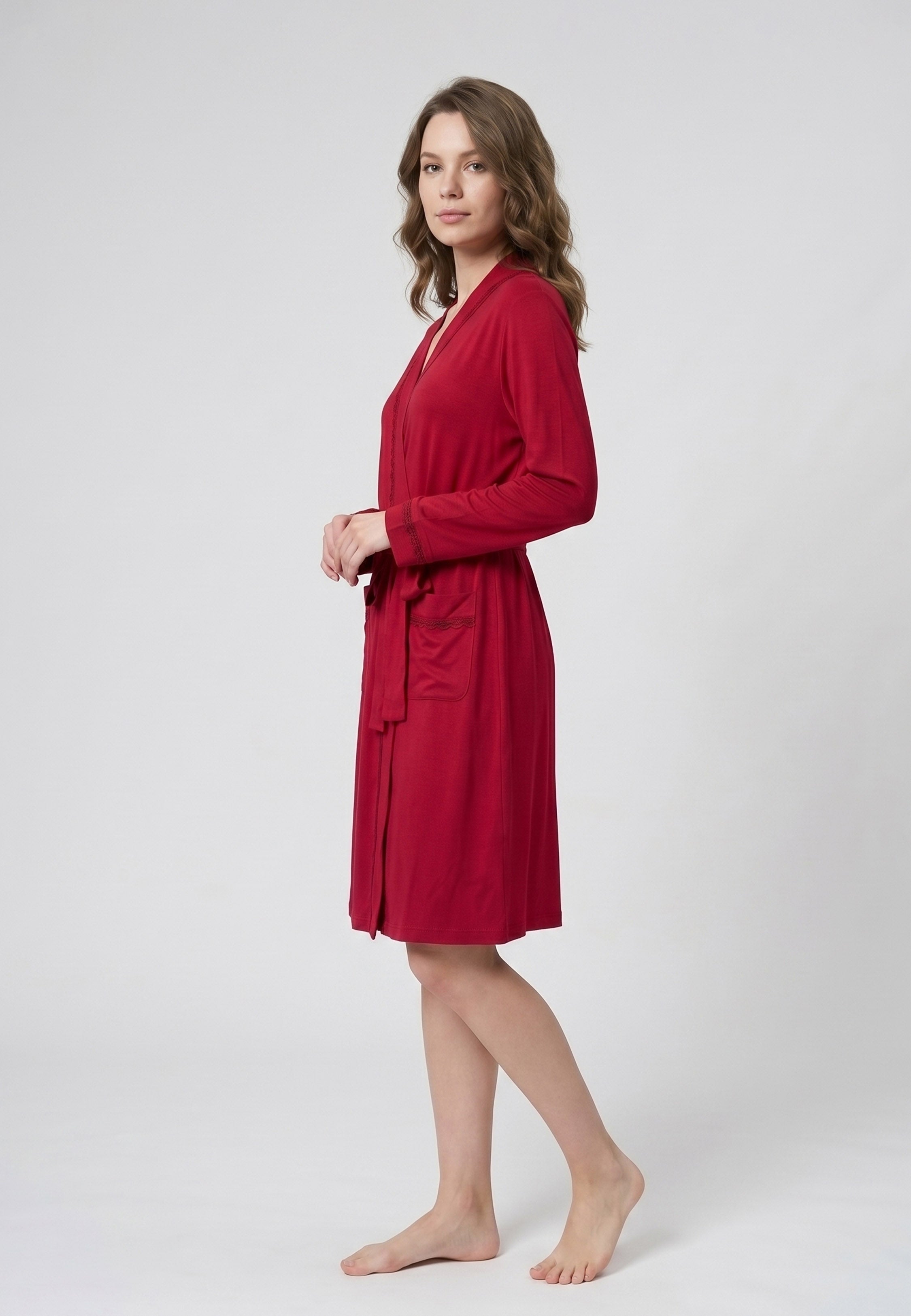 Femme portant un kimono court croisé manches longues uni rouge avec ceinture et poches Rosabella Chic Line