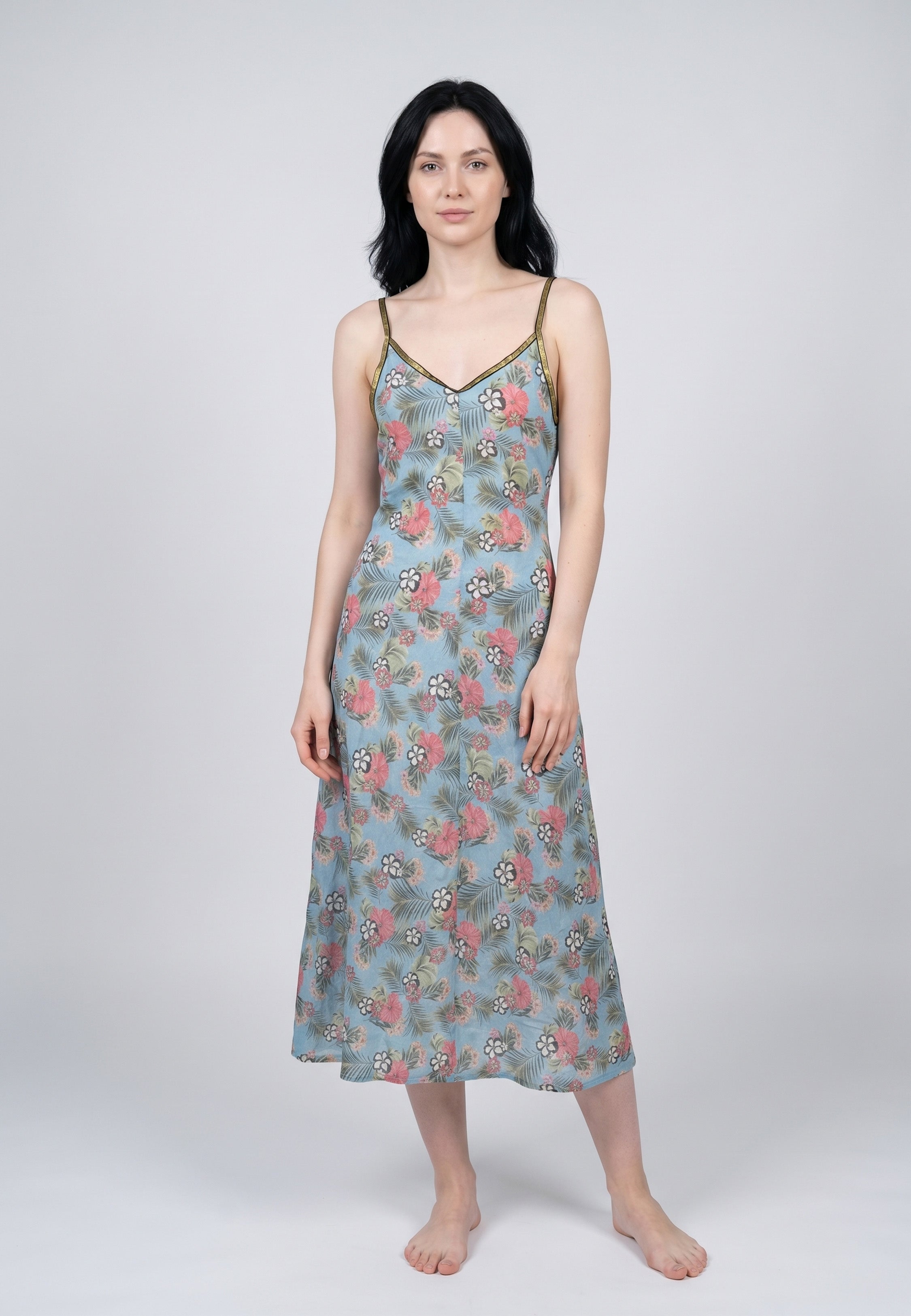Robe nuisette longue bretelles col V fond bleu ciel imprimé tropical fleurs roses et blanches avec liséré doré