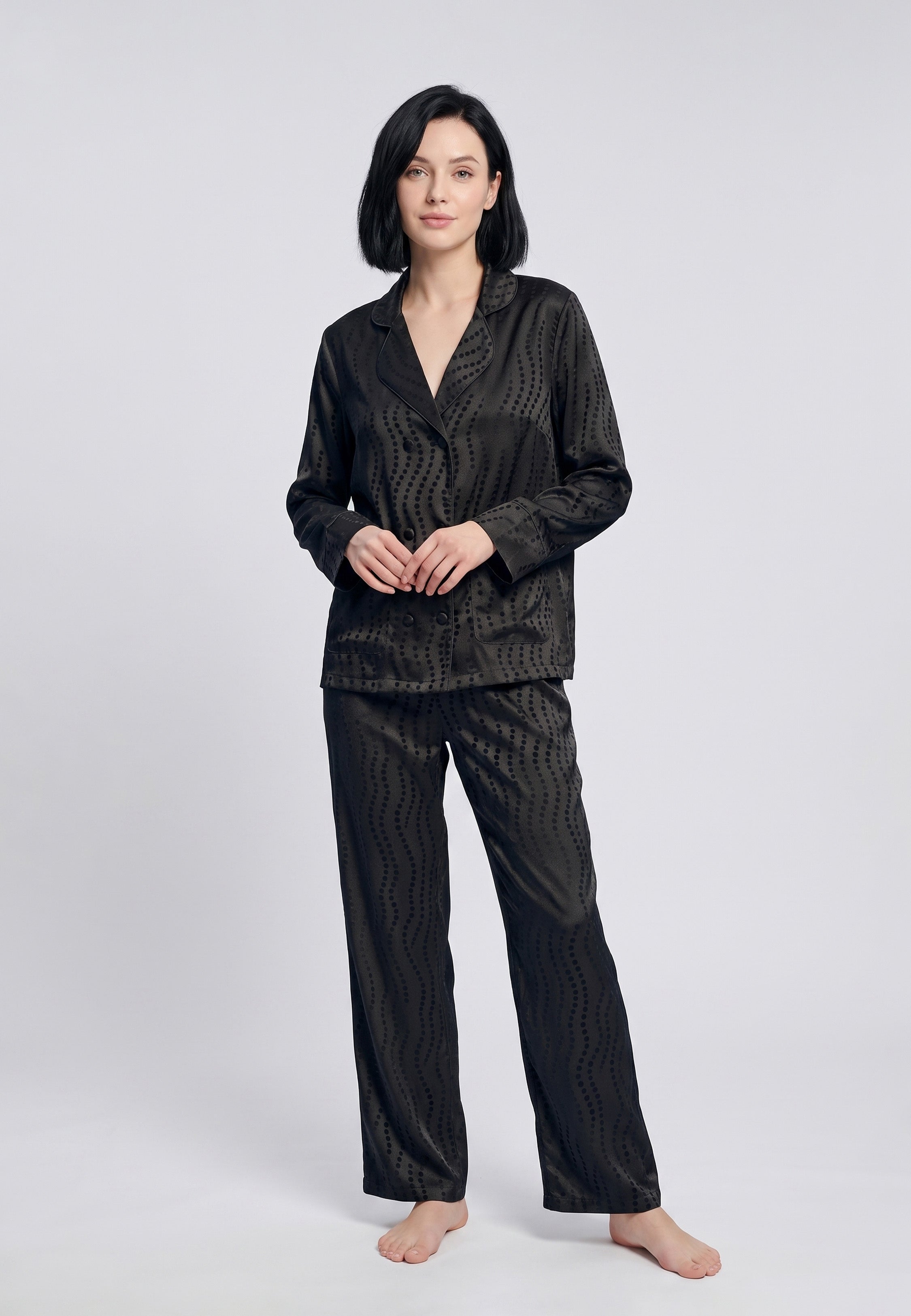 Pyjama femme en satin noir à motif jacquard avec chemise manches longues et pantalon droit