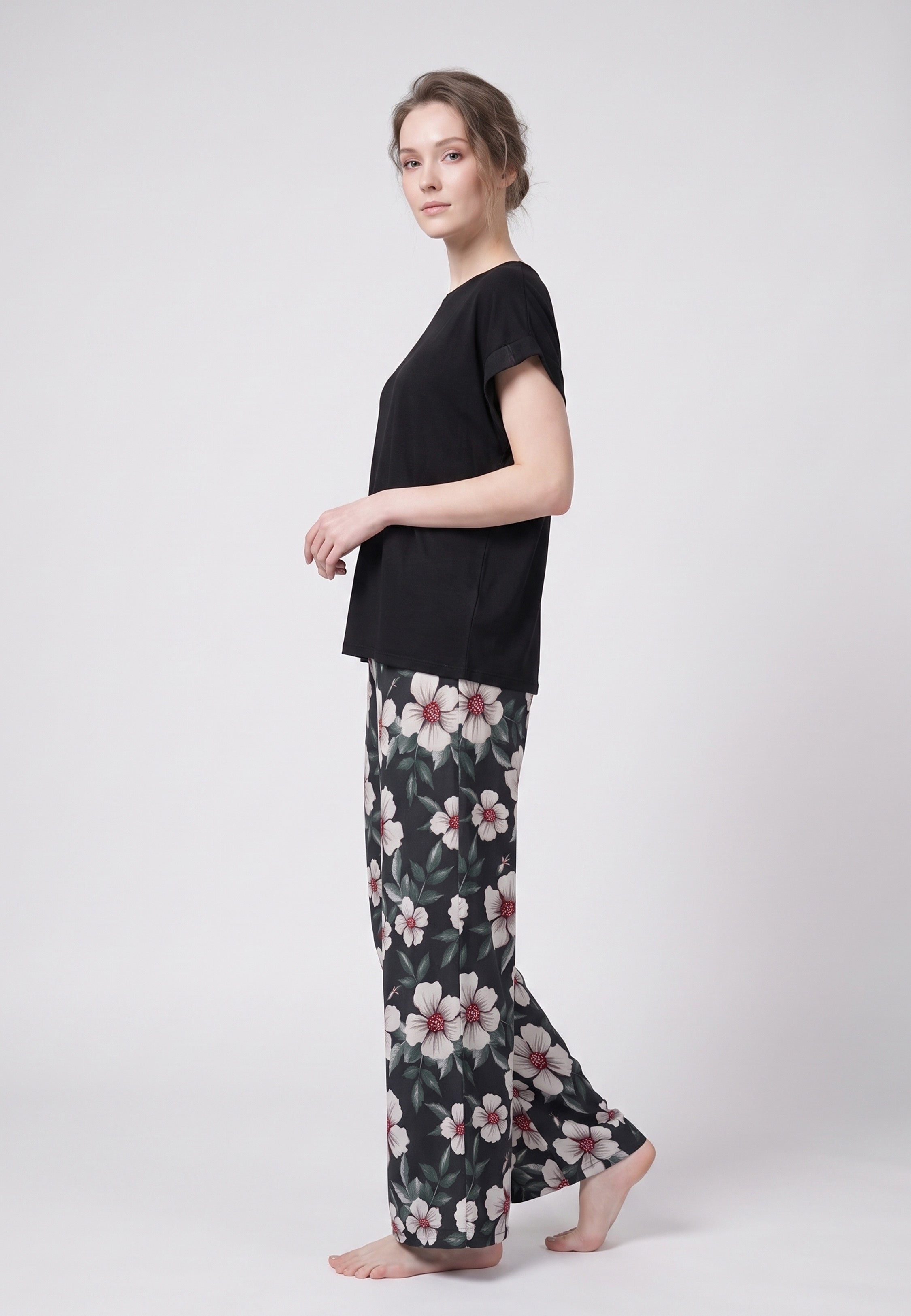 Femme portant un t-shirt noir & pantalon large noir hibiscus Rosabella
