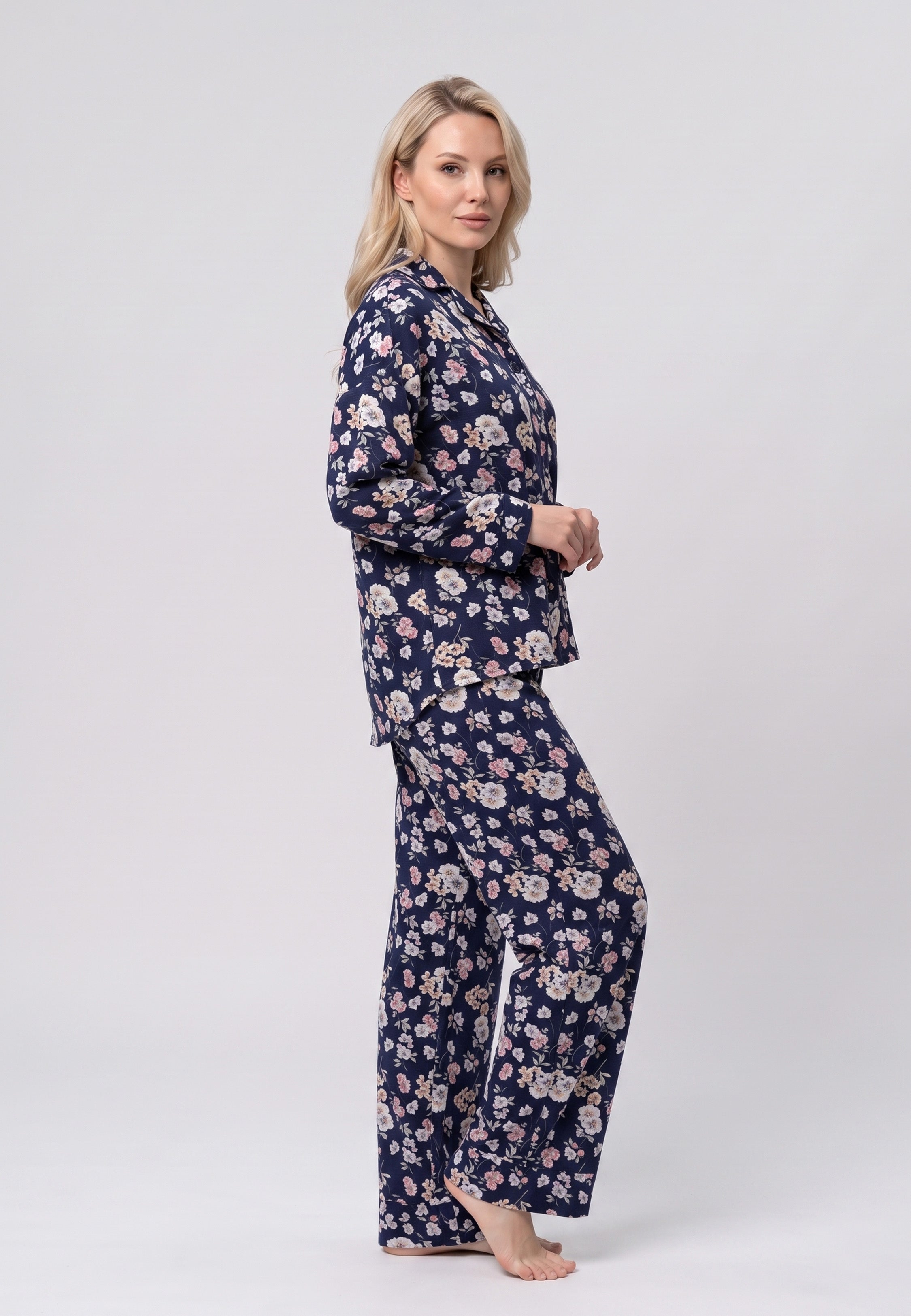 Femme portant un chemise manches longues & pantalon large fleuri rose fond marine Rosabella
